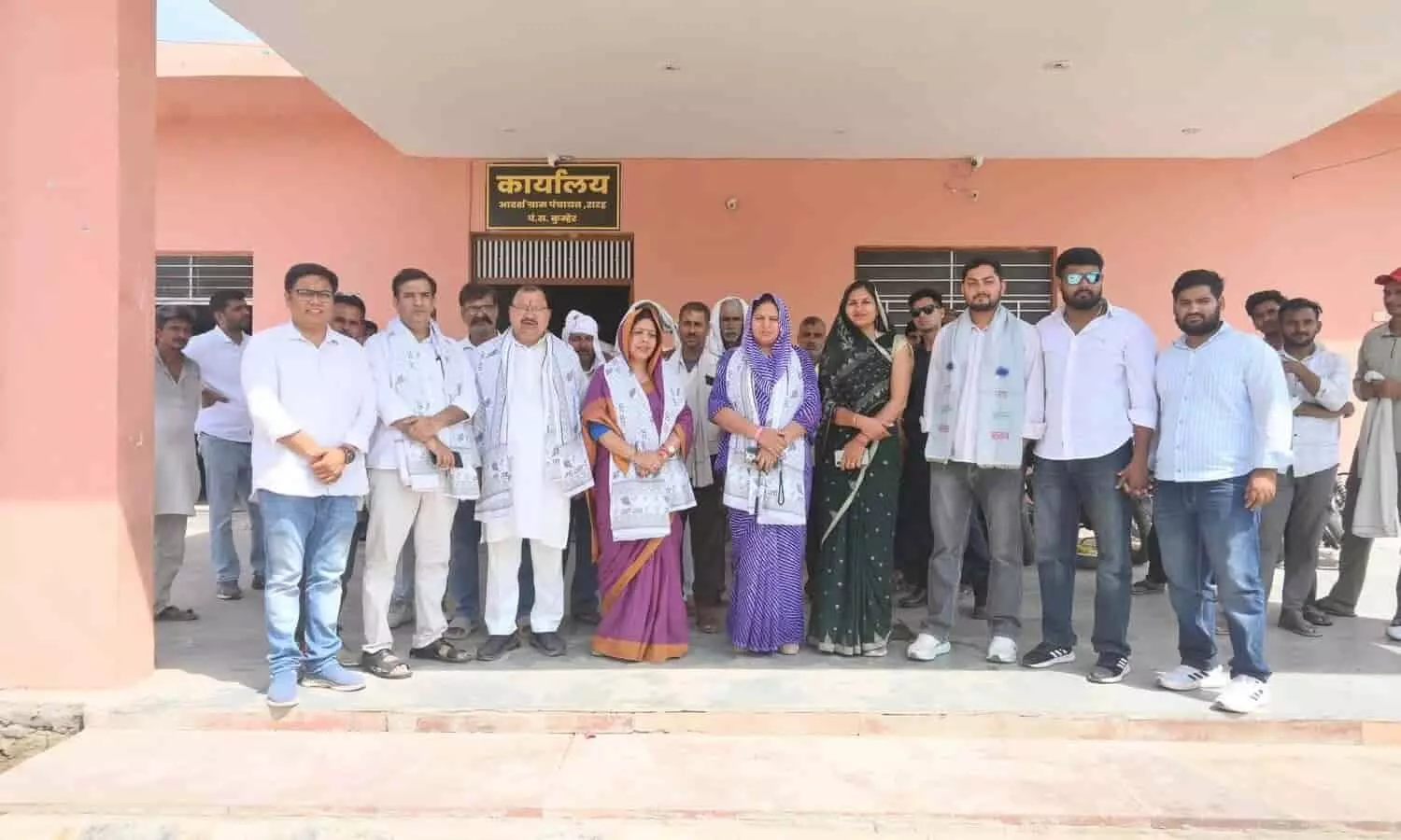 भरतपुर के रारह में विद्यालय उद्घाटन कार्यक्रम के दौरान मंच पर खड़े जनप्रतिनिधि और ग्रामीण। भरतपुर के रारह में विद्यालय उद्घाटन कार्यक्रम के दौरान मंच पर खड़े जनप्रतिनिधि और ग्रामीण।