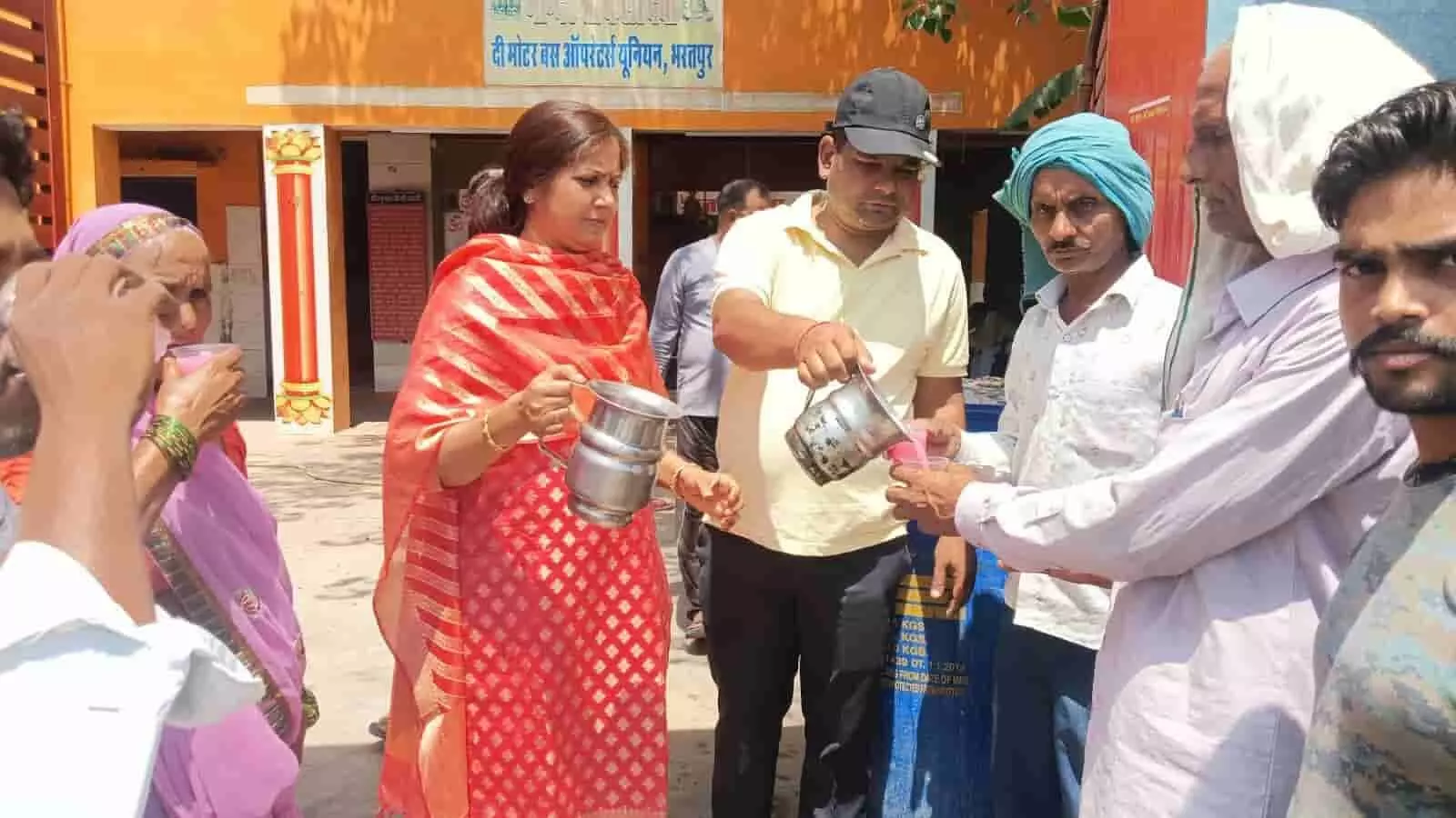 भरतपुर के हीरादास बस स्टैंड पर श्रद्धालुओं को शीतल पेय और शर्बत वितरित करते लोग। भरतपुर के हीरादास बस स्टैंड पर श्रद्धालुओं को शीतल पेय और शर्बत वितरित करते लोग।