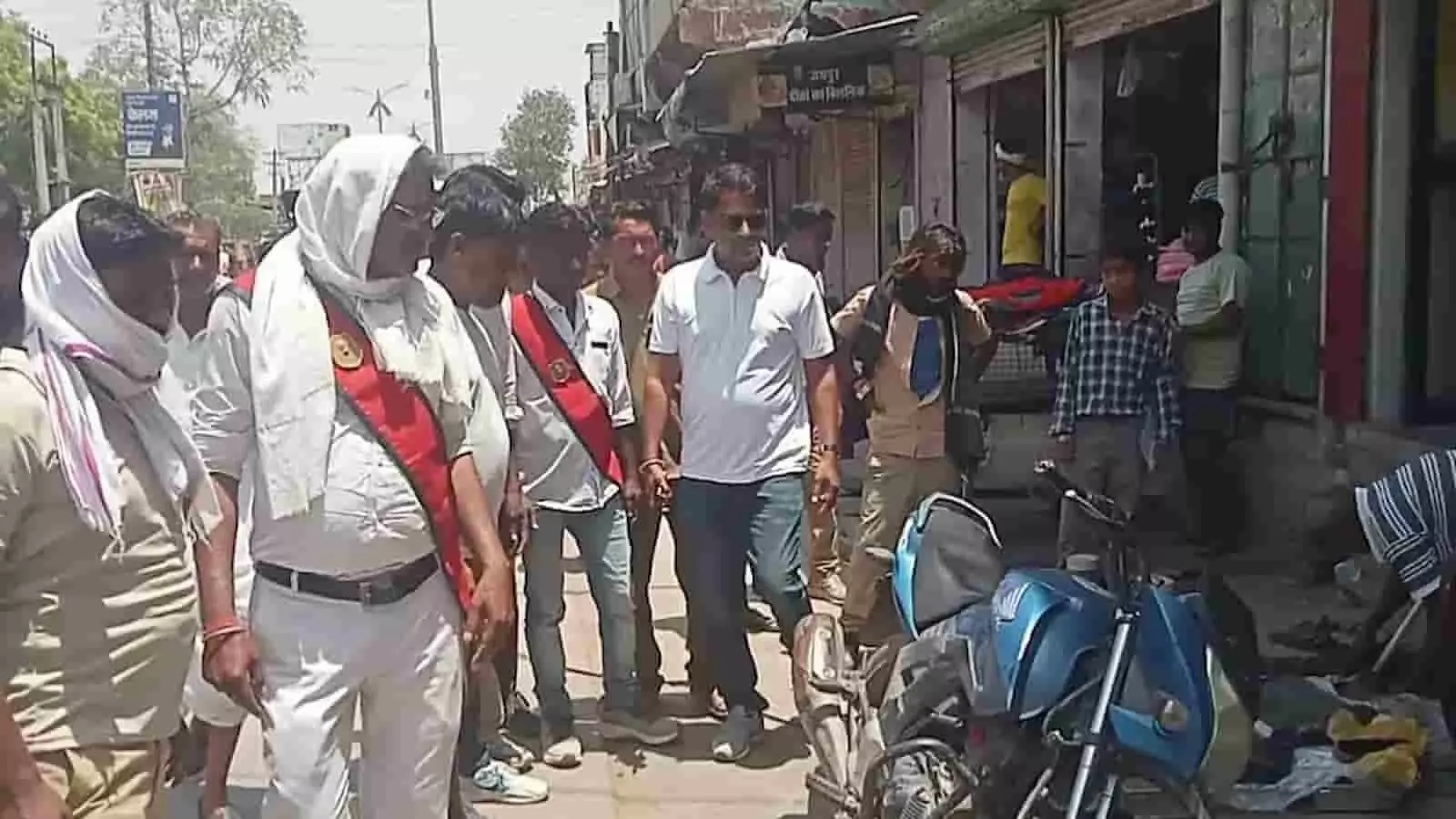 नगर परिषद की टीम उदेई मोड़ पर सड़क किनारे से अस्थायी अतिक्रमण हटाती हुई। नगर परिषद की टीम उदेई मोड़ पर सड़क किनारे से अस्थायी अतिक्रमण हटाती हुई।