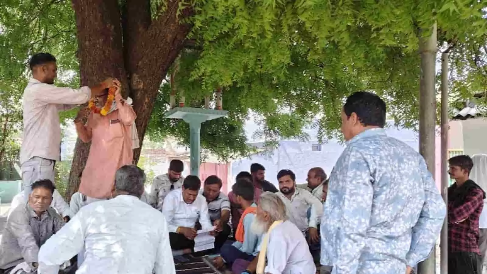 पेड़ की छांव में ग्रामीणों के साथ बैठे विधायक राधेश्याम बैरवा जनसंवाद करते हुए। पेड़ की छांव में ग्रामीणों के साथ बैठे विधायक राधेश्याम बैरवा जनसंवाद करते हुए।