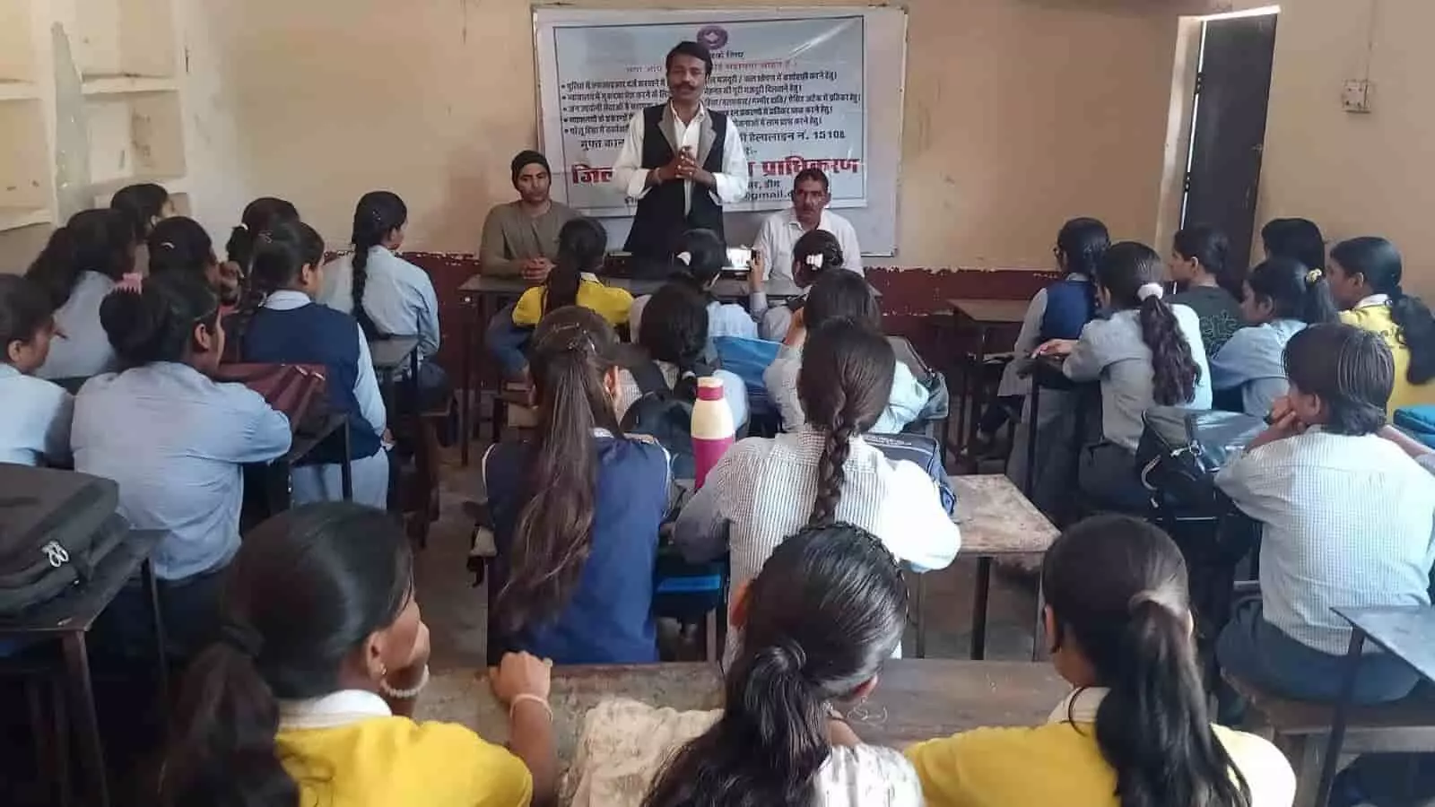 एमजेएफ स्कूल की कक्षा में विधिक जागरूकता टीम इंचार्ज विद्यार्थियों को कानून की जानकारी देते हुए। एमजेएफ स्कूल की कक्षा में विधिक जागरूकता टीम इंचार्ज विद्यार्थियों को कानून की जानकारी देते हुए।