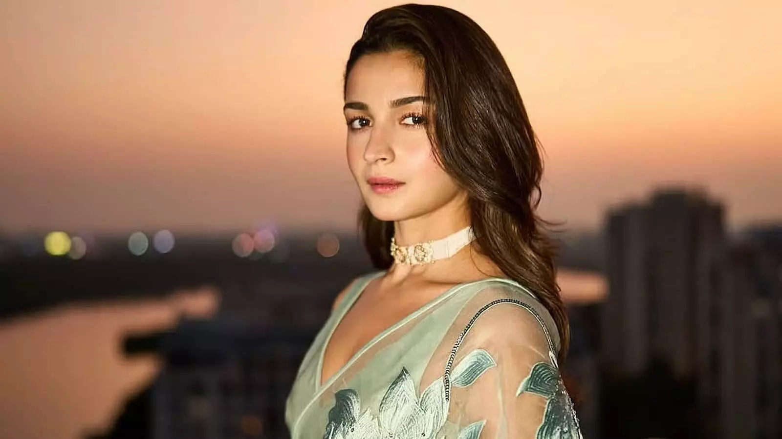 हल्के हरे रंग की साड़ी पहने हुए अभिनेत्री आलिया भट्ट मुंबई में शाम के समय पोज देती हुईं। हल्के हरे रंग की साड़ी पहने हुए अभिनेत्री आलिया भट्ट मुंबई में शाम के समय पोज देती हुईं।
