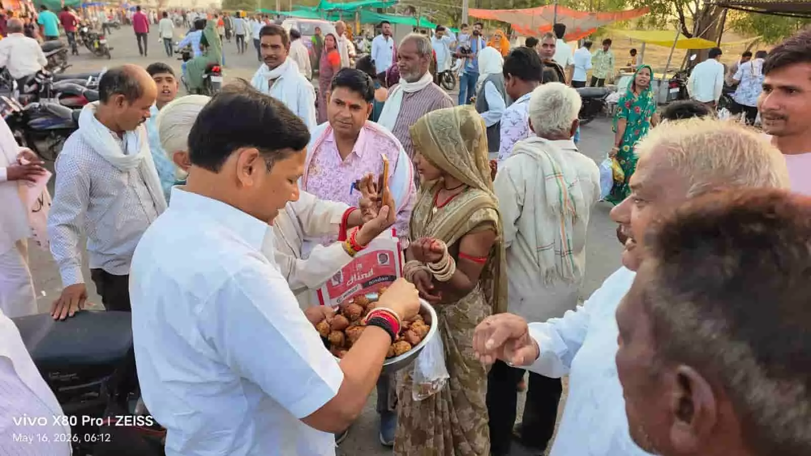 बोरेड़ी शनिधाम में अंता विधायक प्रमोद जैन भाया श्रद्धालुओं को तश्तरी से प्रसाद बांटते हुए। बोरेड़ी शनिधाम में अंता विधायक प्रमोद जैन भाया श्रद्धालुओं को तश्तरी से प्रसाद बांटते हुए।