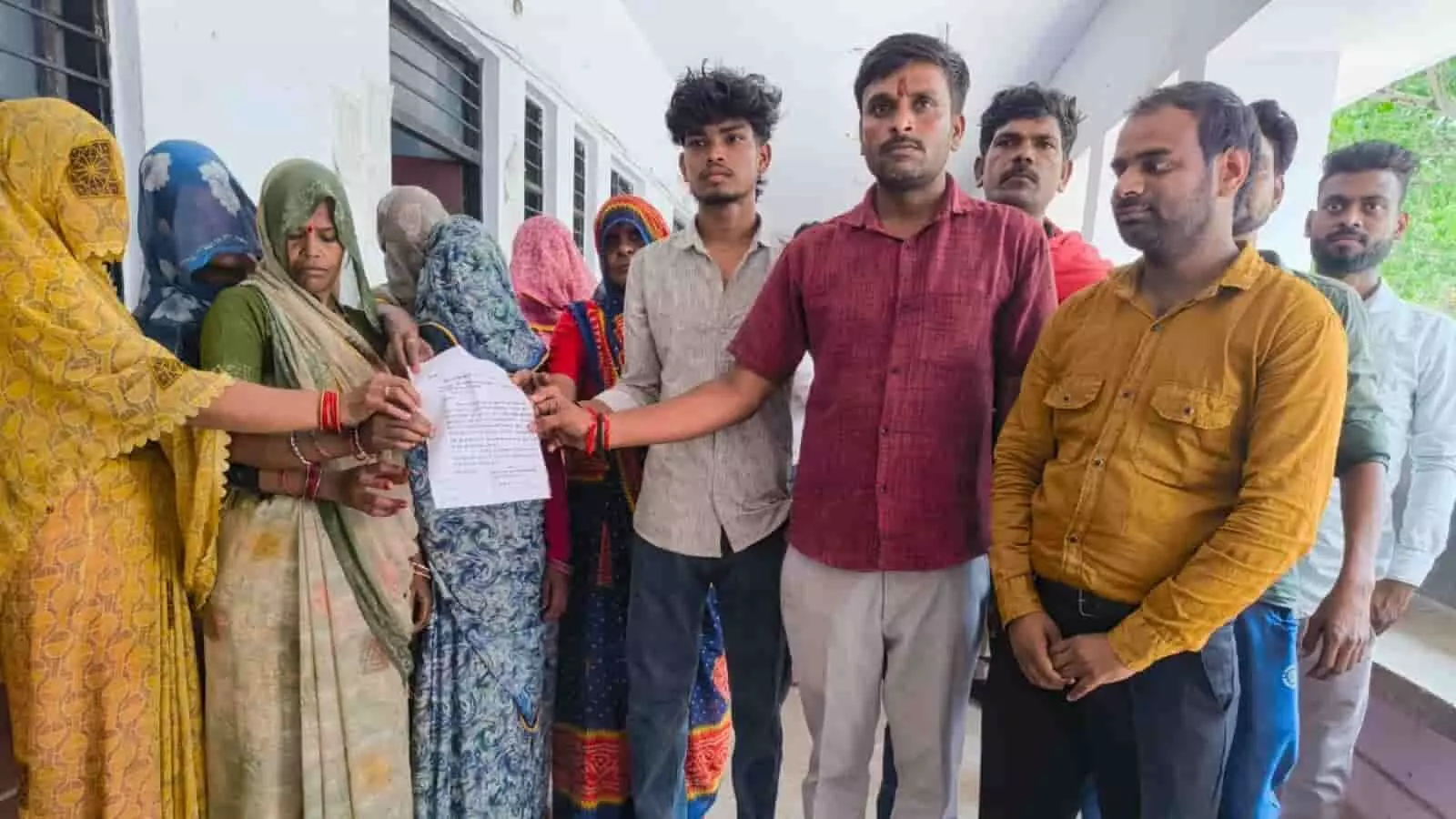 मोंठ तहसील में शराब ठेके के खिलाफ एडीएम को लिखित शिकायत सौंपते बरल गांव के ग्रामीण। मोंठ तहसील में शराब ठेके के खिलाफ एडीएम को लिखित शिकायत सौंपते बरल गांव के ग्रामीण।