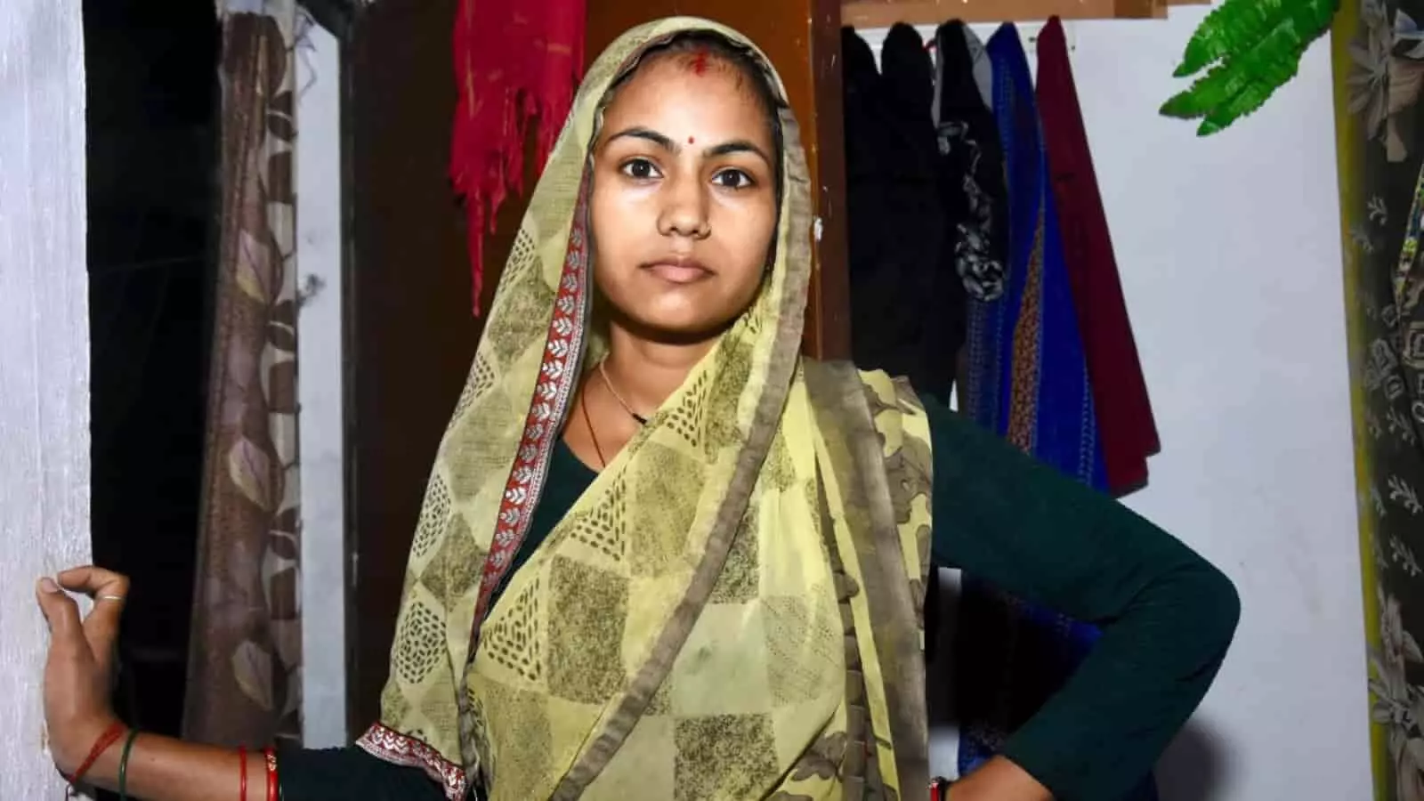 कमरे में खड़ी विवाहिता सुभद्रा जिसकी झांसी के इमिलिया स्टेट में फांसी लगाने से मृत्यु हो गई। कमरे में खड़ी विवाहिता सुभद्रा जिसकी झांसी के इमिलिया स्टेट में फांसी लगाने से मृत्यु हो गई।