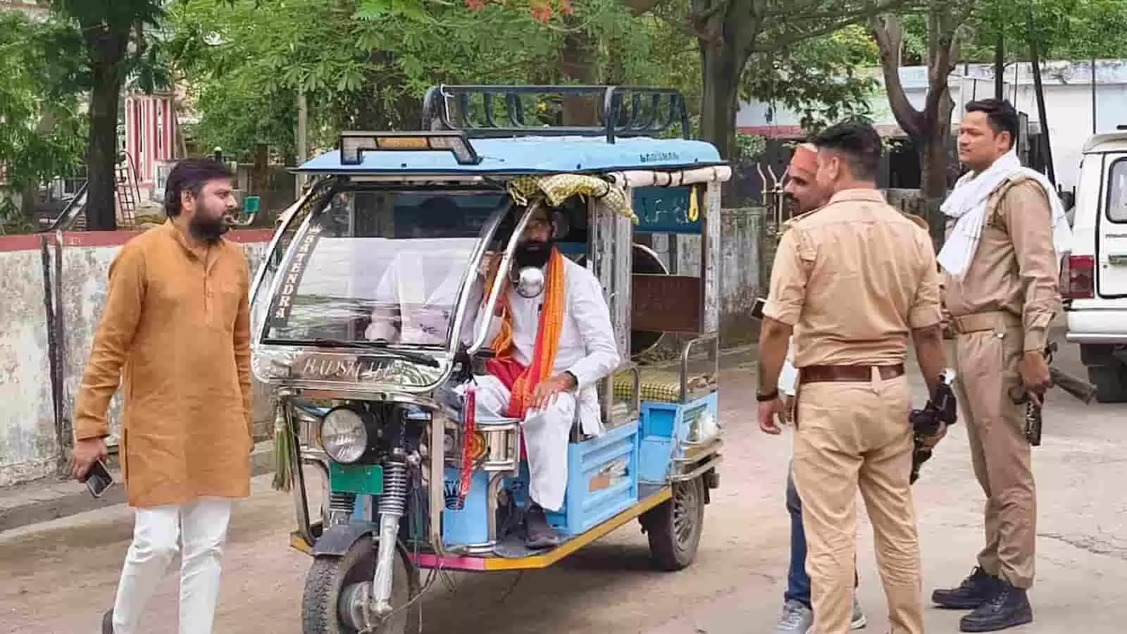 ई-रिक्शा में बैठे विधायक जवाहरलाल राजपूत और पास खड़े पुलिसकर्मी सार्वजनिक परिवहन यात्रा के दौरान। ई-रिक्शा में बैठे विधायक जवाहरलाल राजपूत और पास खड़े पुलिसकर्मी सार्वजनिक परिवहन यात्रा के दौरान।