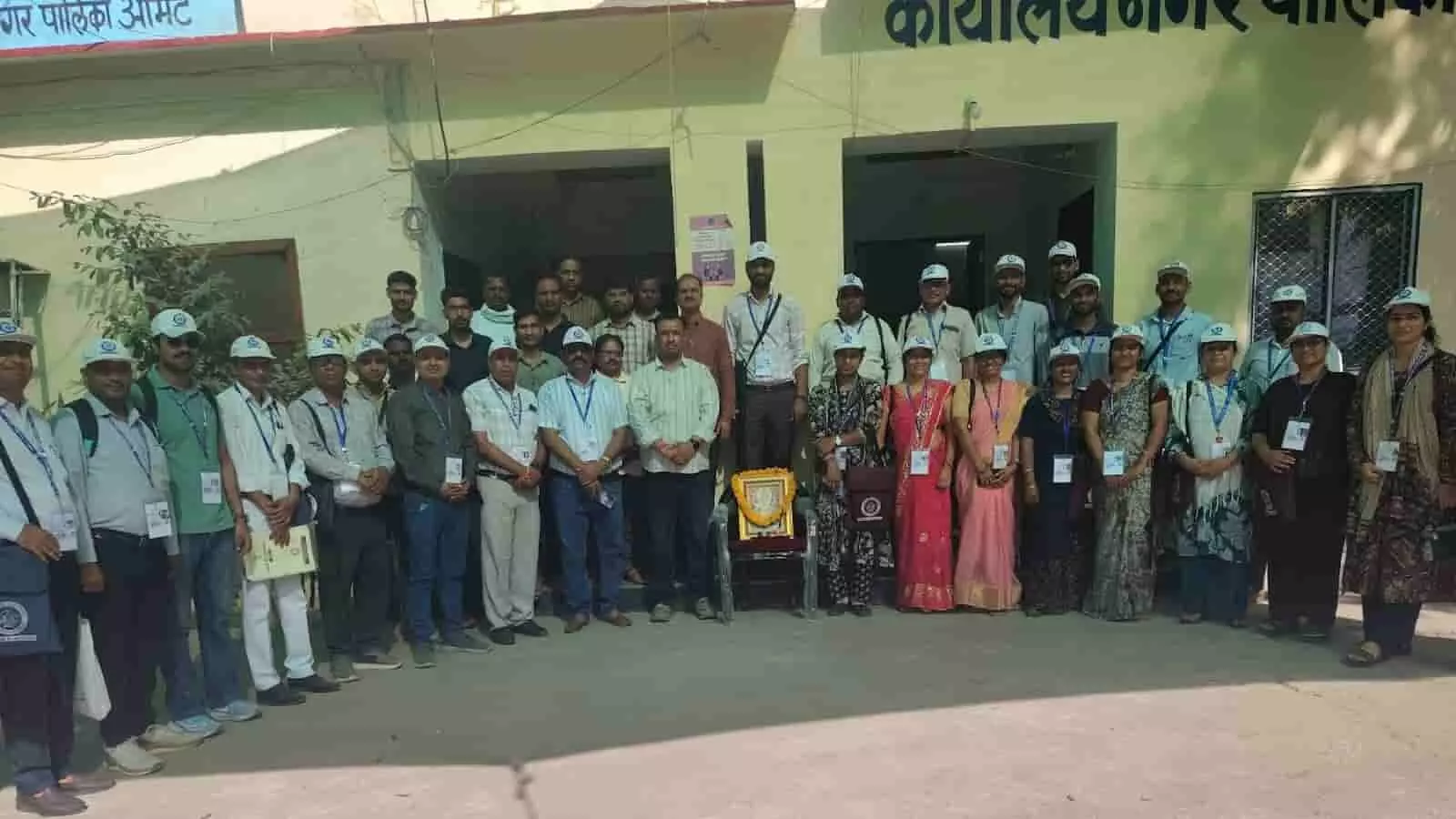 आमेट नगर पालिका कार्यालय के बाहर जनगणना किट के साथ खड़े प्रगणक और अधिकारीगण। आमेट नगर पालिका कार्यालय के बाहर जनगणना किट के साथ खड़े प्रगणक और अधिकारीगण।
