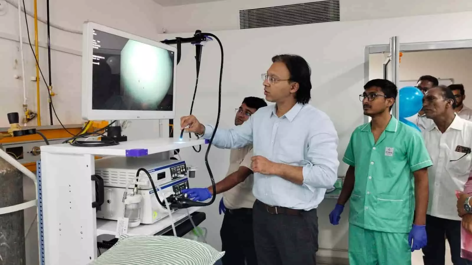 ईथॉस हॉस्पिटल कोटा में डॉक्टर और कर्मचारी अत्याधुनिक एंडोस्कोपी मशीन के स्क्रीन का अवलोकन करते हुए। ईथॉस हॉस्पिटल कोटा में डॉक्टर और कर्मचारी अत्याधुनिक एंडोस्कोपी मशीन के स्क्रीन का अवलोकन करते हुए।