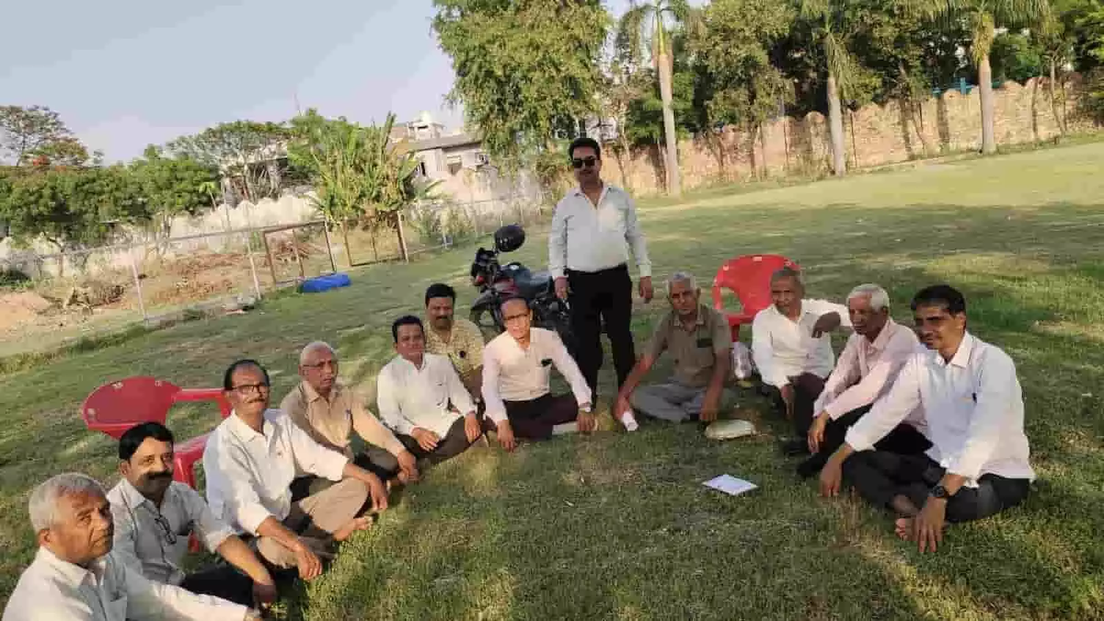 हनुमत वाटिका कोटा में स्थापना दिवस की तैयारी बैठक हेतु मैदान में बैठे समता आंदोलन समिति पदाधिकारी। हनुमत वाटिका कोटा में स्थापना दिवस की तैयारी बैठक हेतु मैदान में बैठे समता आंदोलन समिति पदाधिकारी।