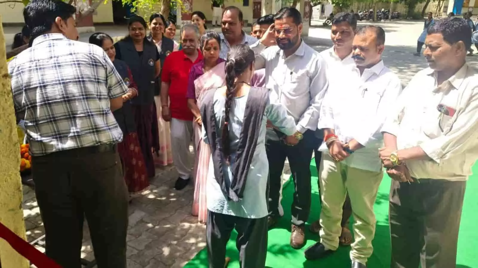 इंदिरा गांधी नगर के राजकीय विद्यालय में अशोक मीणा व्यावसायिक शिक्षा केंद्र का उद्घाटन करते हुए। इंदिरा गांधी नगर के राजकीय विद्यालय में अशोक मीणा व्यावसायिक शिक्षा केंद्र का उद्घाटन करते हुए।