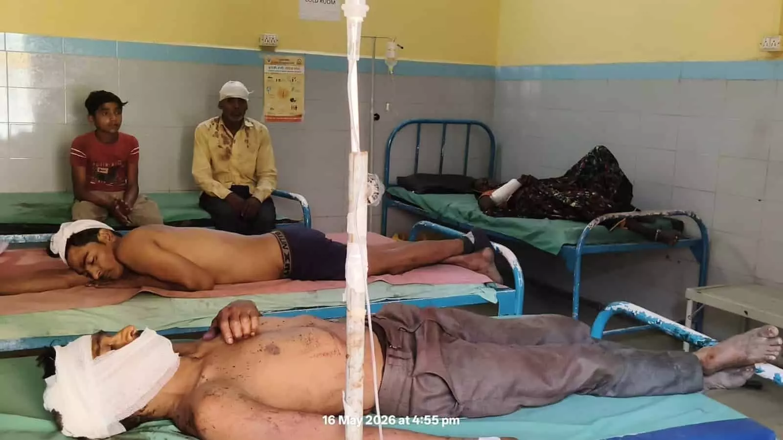 अस्पताल के बिस्तर पर लेटे हुए घायल व्यक्ति और स्वास्थ्य केंद्र का दृश्य। अस्पताल के बिस्तर पर लेटे हुए घायल व्यक्ति और स्वास्थ्य केंद्र का दृश्य।