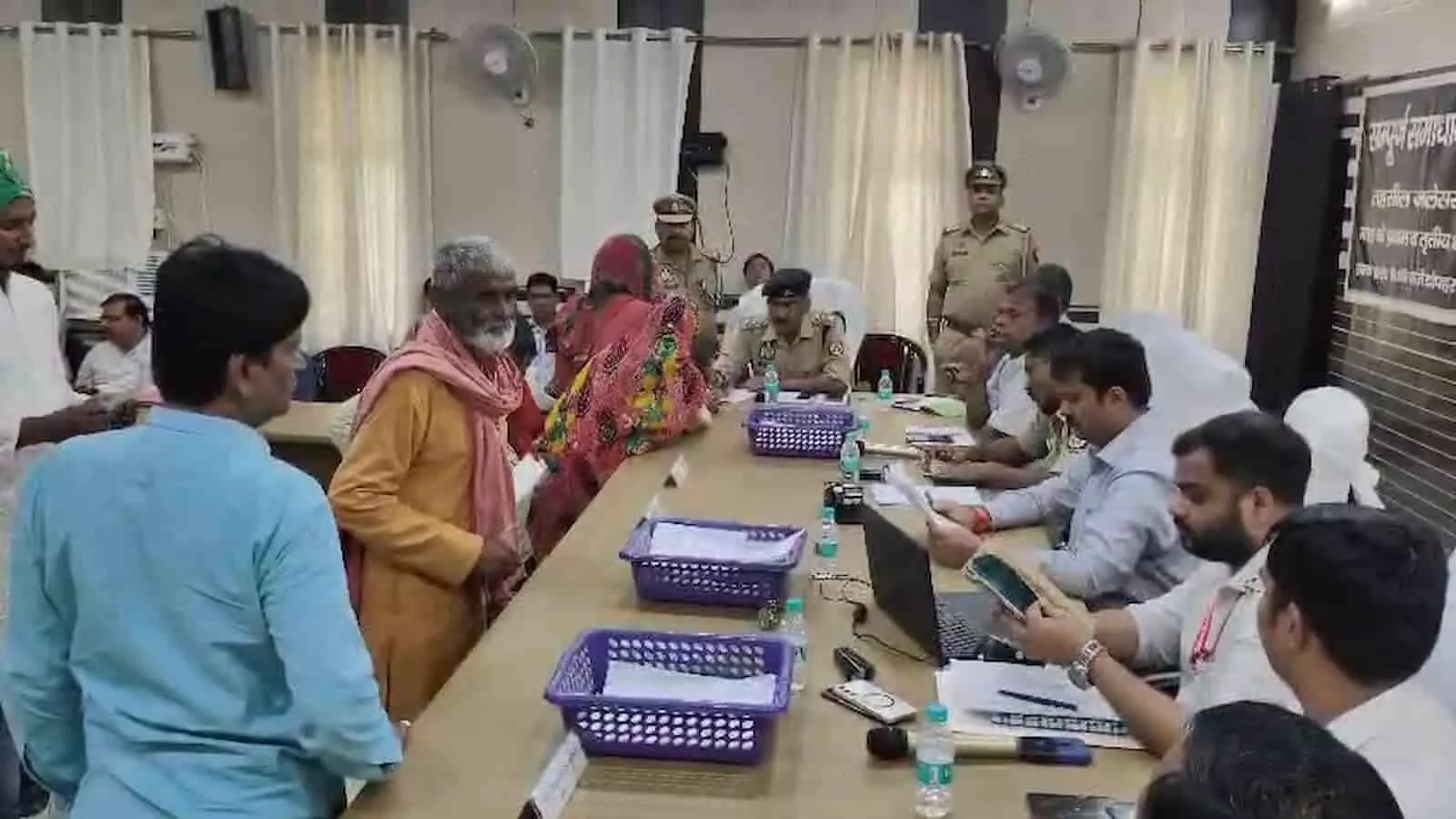तहसील जलेसर में संपूर्ण समाधान दिवस के दौरान मेज पर बैठे अधिकारी और सामने खड़े फरियादी। तहसील जलेसर में संपूर्ण समाधान दिवस के दौरान मेज पर बैठे अधिकारी और सामने खड़े फरियादी।