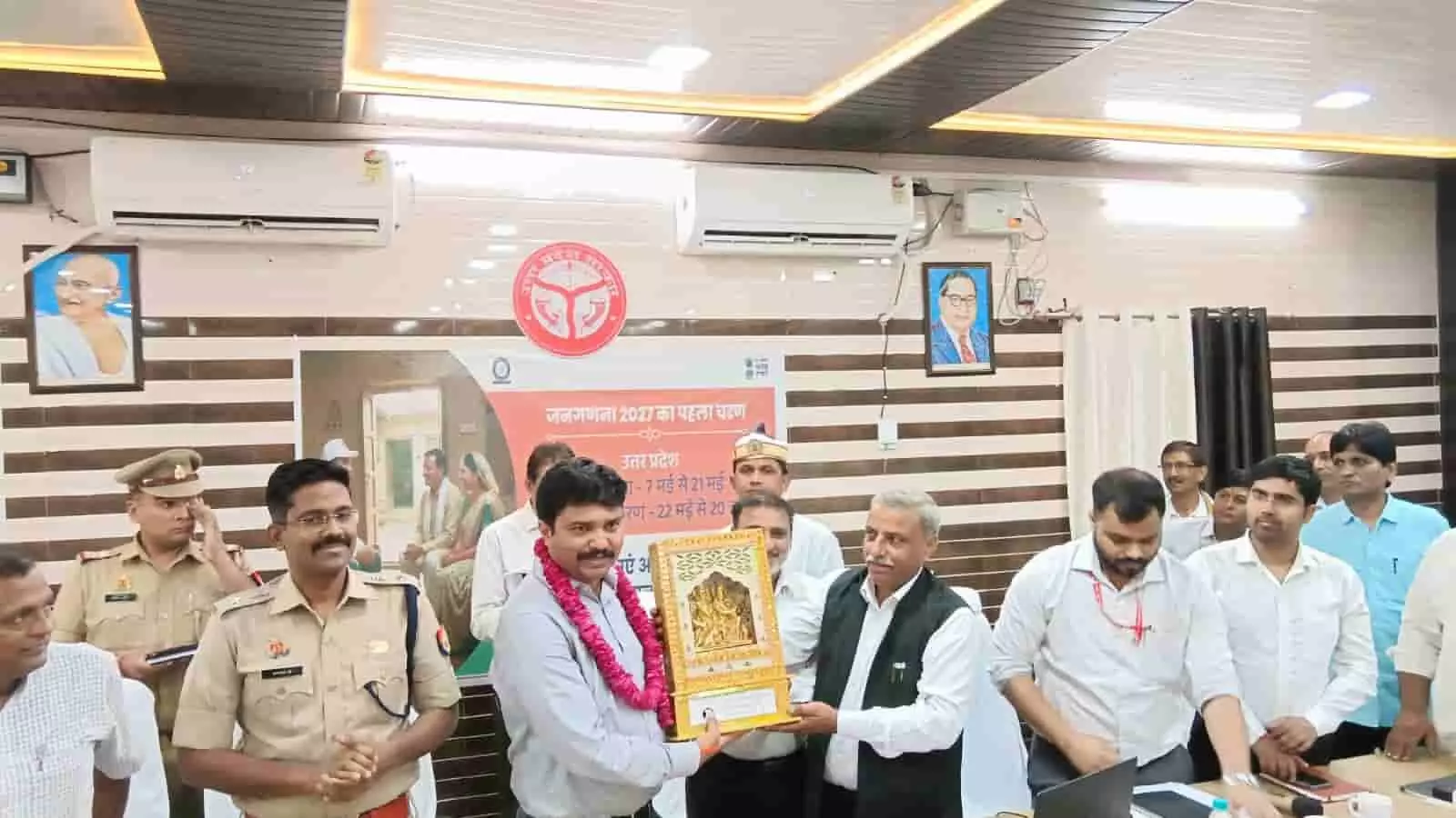 जलेसर तहसील में अधिवक्ता संघ द्वारा जिलाधिकारी और एसएसपी को स्मृति चिन्ह भेंट करते हुए प्रशासनिक कार्यक्रम। जलेसर तहसील में अधिवक्ता संघ द्वारा जिलाधिकारी और एसएसपी को स्मृति चिन्ह भेंट करते हुए प्रशासनिक कार्यक्रम।
