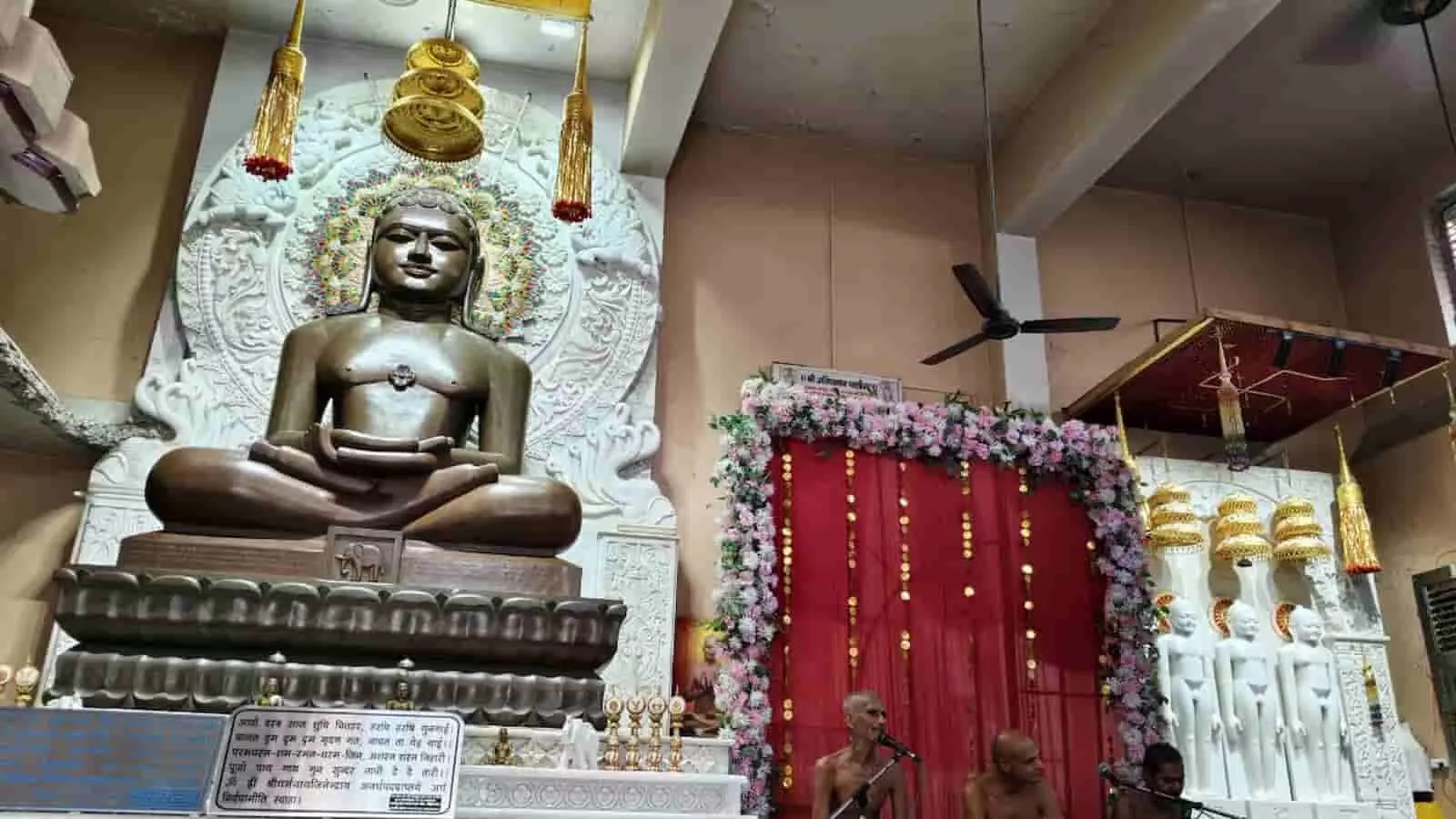 जलेसर के श्री अजीतनाथ जिनालय में विराजमान जैन मुनि और भगवान अजीतनाथ की प्रतिमा। जलेसर के श्री अजीतनाथ जिनालय में विराजमान जैन मुनि और भगवान अजीतनाथ की प्रतिमा।