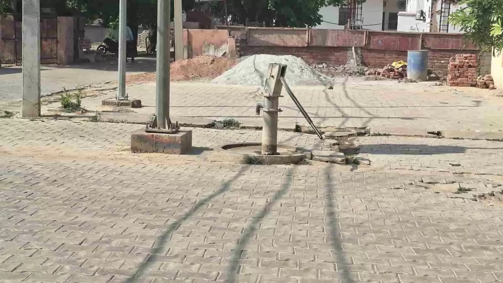 प्राथमिक स्वास्थ्य केंद्र के परिसर में लगा खराब हैंडपंप और पेयजल संकट की स्थिति। प्राथमिक स्वास्थ्य केंद्र के परिसर में लगा खराब हैंडपंप और पेयजल संकट की स्थिति।