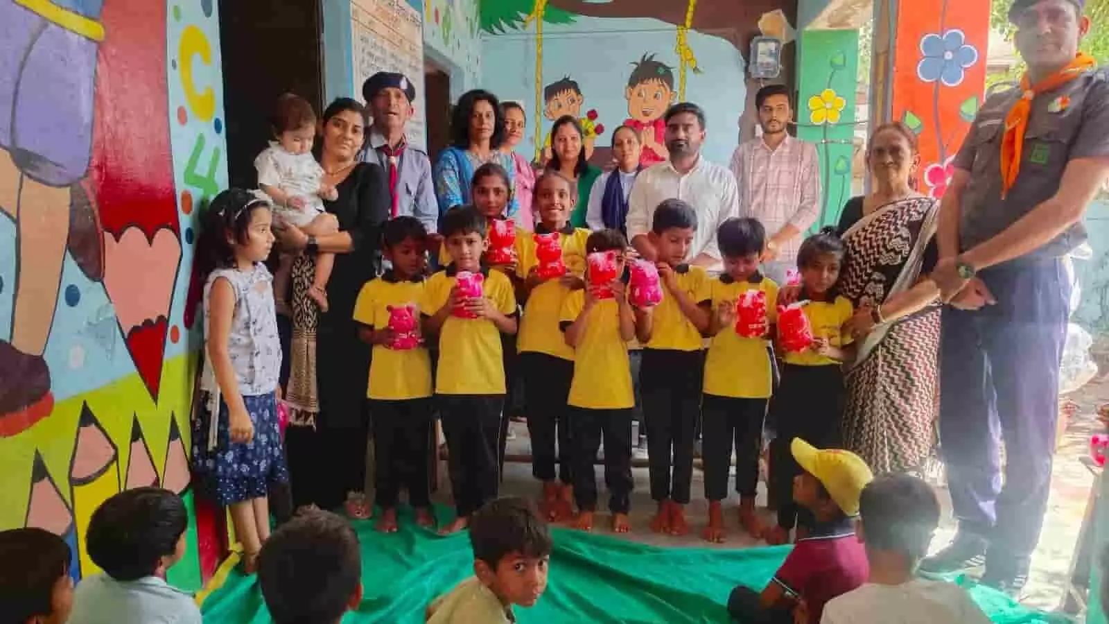 राजकीय उच्च प्राथमिक विद्यालय सिंगोला में गुल्लक थामे बच्चे और उपस्थित शिक्षक गण। राजकीय उच्च प्राथमिक विद्यालय सिंगोला में गुल्लक थामे बच्चे और उपस्थित शिक्षक गण।