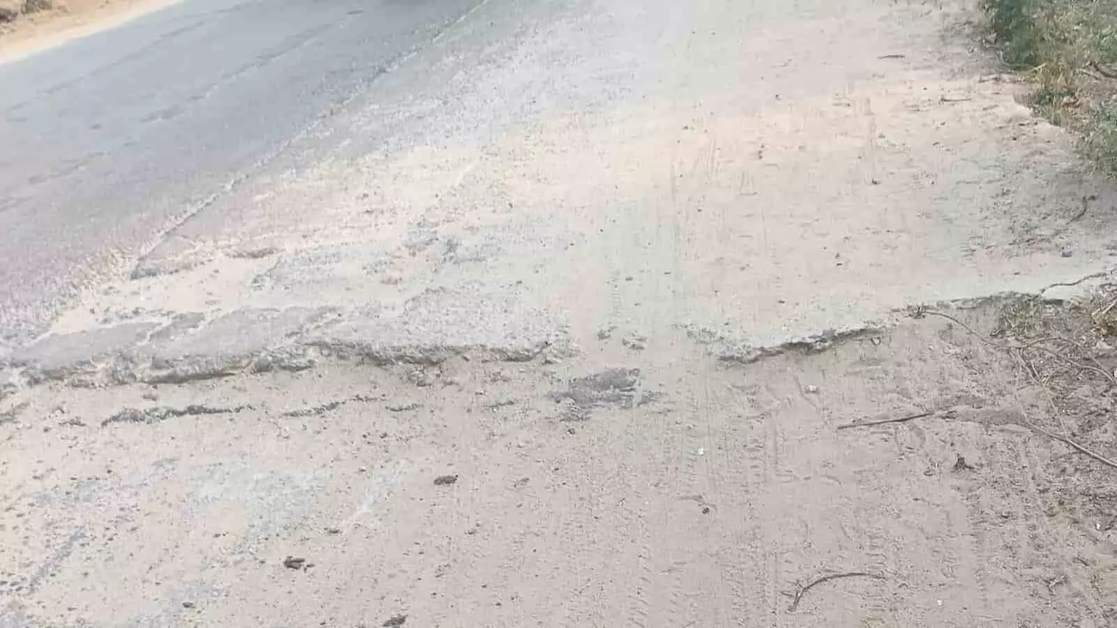 भुसावर के छौंकरवाड़ा मार्ग पर विद्यापीठ कॉलोनी के पास क्षतिग्रस्त और गड्ढों वाली सड़क का दृश्य। भुसावर के छौंकरवाड़ा मार्ग पर विद्यापीठ कॉलोनी के पास क्षतिग्रस्त और गड्ढों वाली सड़क का दृश्य।