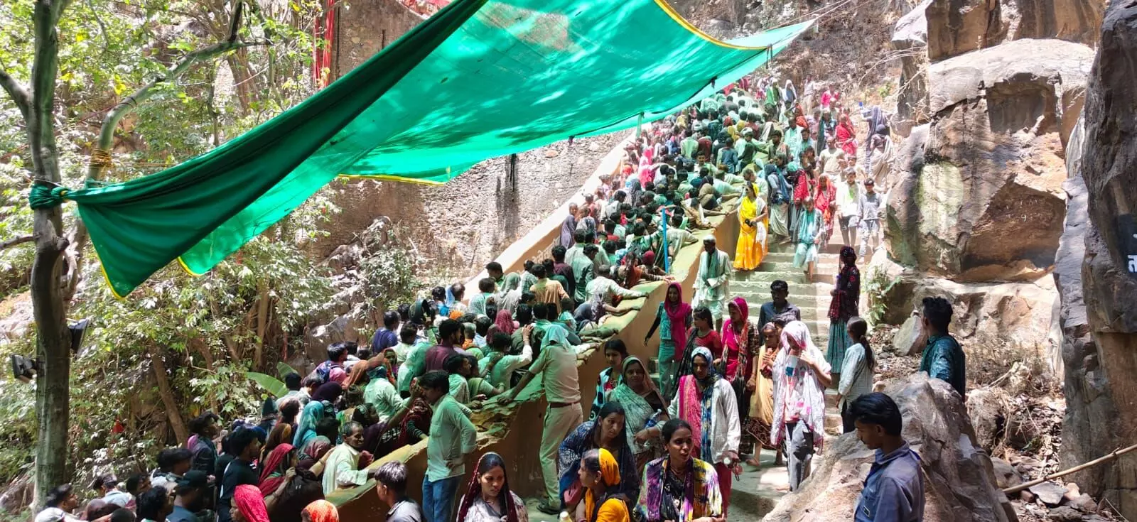 सीतामाता मंदिर की सीढ़ियों पर धूप से बचाव के लिए लगे हरे परदे के नीचे कतार में खड़े श्रद्धालु। सीतामाता मंदिर की सीढ़ियों पर धूप से बचाव के लिए लगे हरे परदे के नीचे कतार में खड़े श्रद्धालु।