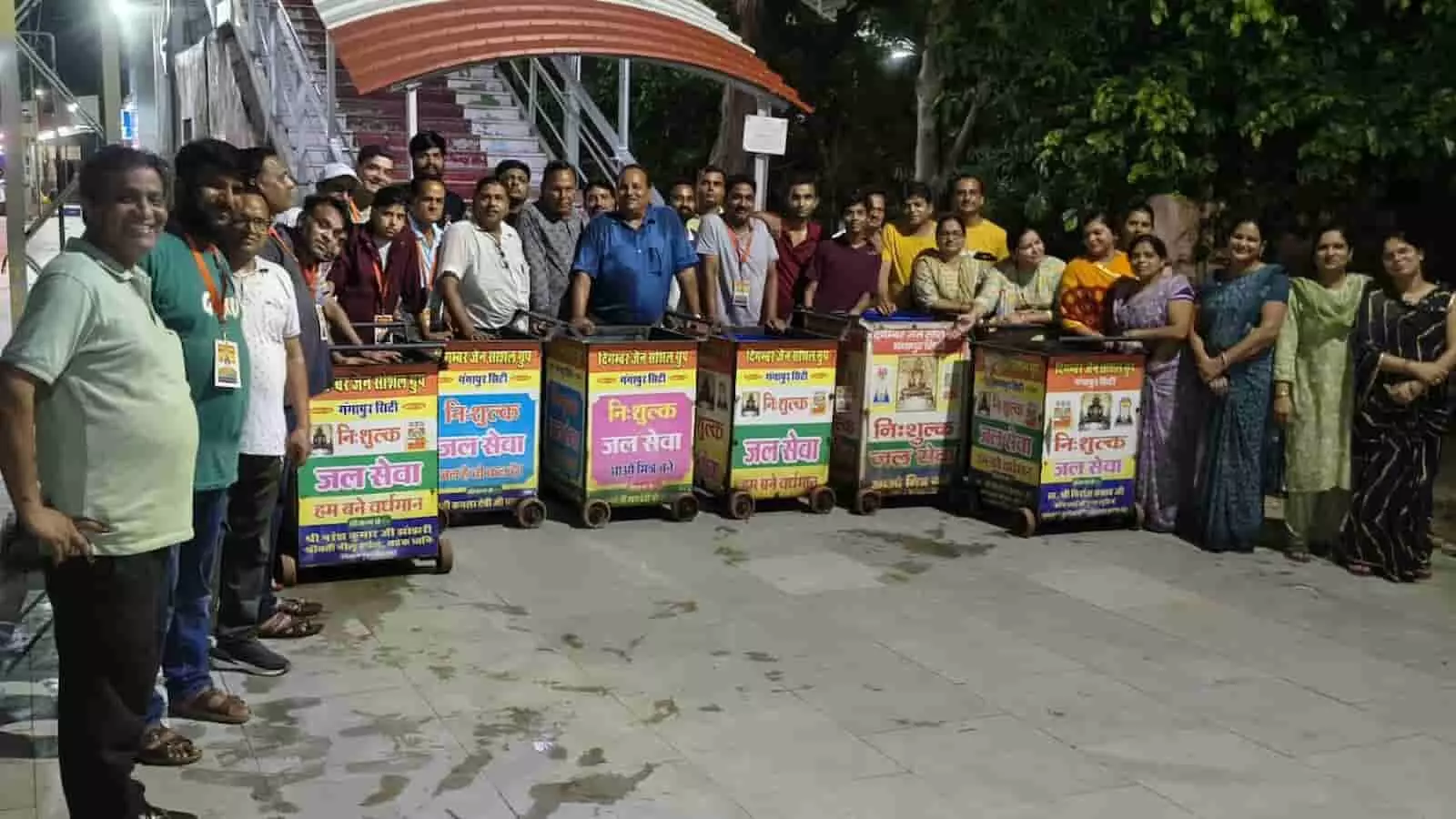 गंगापुर सिटी रेलवे स्टेशन पर पानी की ट्रॉलियों के साथ खड़े सामाजिक संगठन के महिला और पुरुष कार्यकर्ता। गंगापुर सिटी रेलवे स्टेशन पर पानी की ट्रॉलियों के साथ खड़े सामाजिक संगठन के महिला और पुरुष कार्यकर्ता।