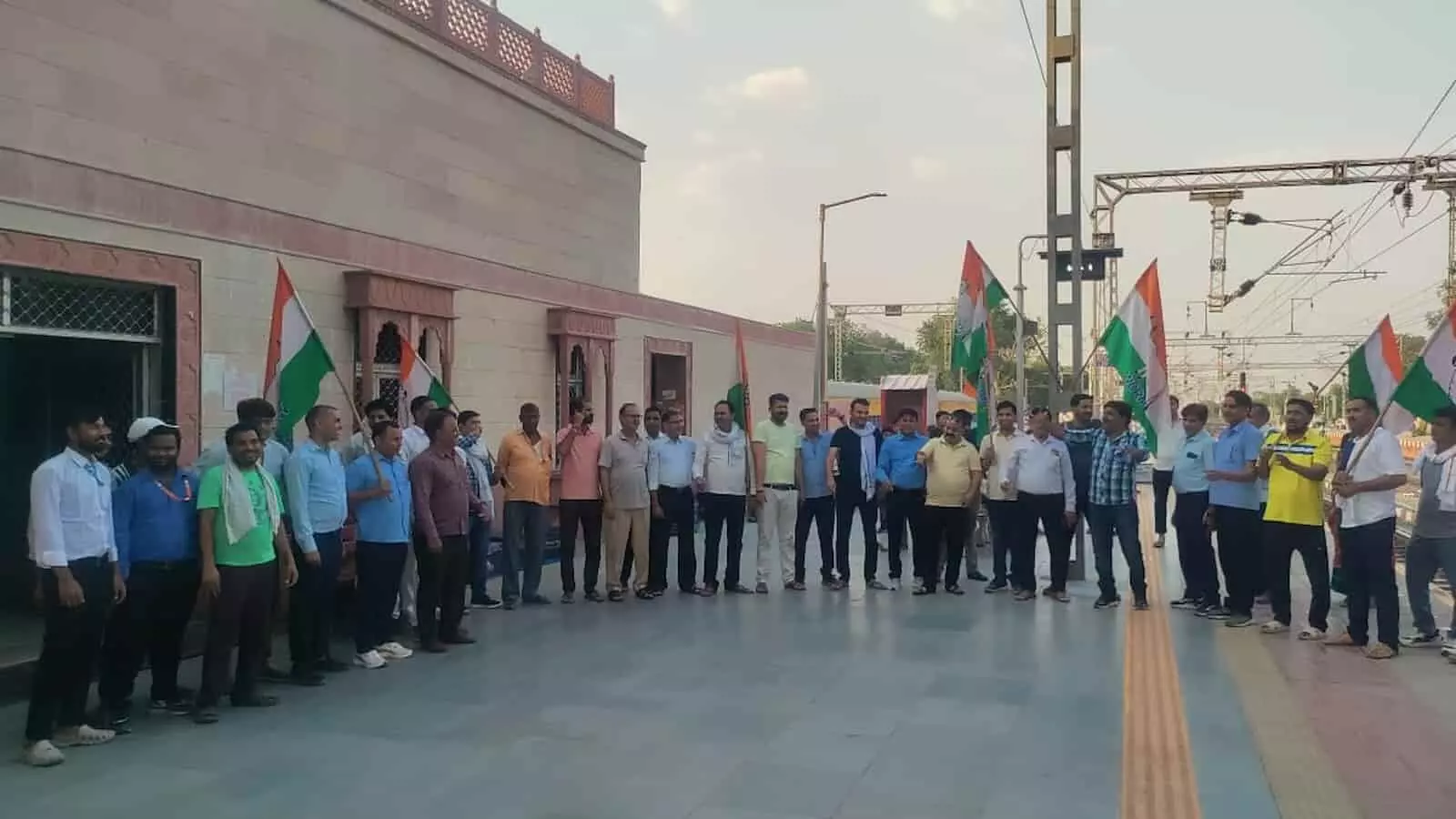 गंगापुर सिटी रेलवे स्टेशन पर तिरंगा झंडा लेकर विरोध प्रदर्शन करते वेस्ट सेंट्रल रेलवे मजदूर संघ के रेल कर्मचारी। गंगापुर सिटी रेलवे स्टेशन पर तिरंगा झंडा लेकर विरोध प्रदर्शन करते वेस्ट सेंट्रल रेलवे मजदूर संघ के रेल कर्मचारी।