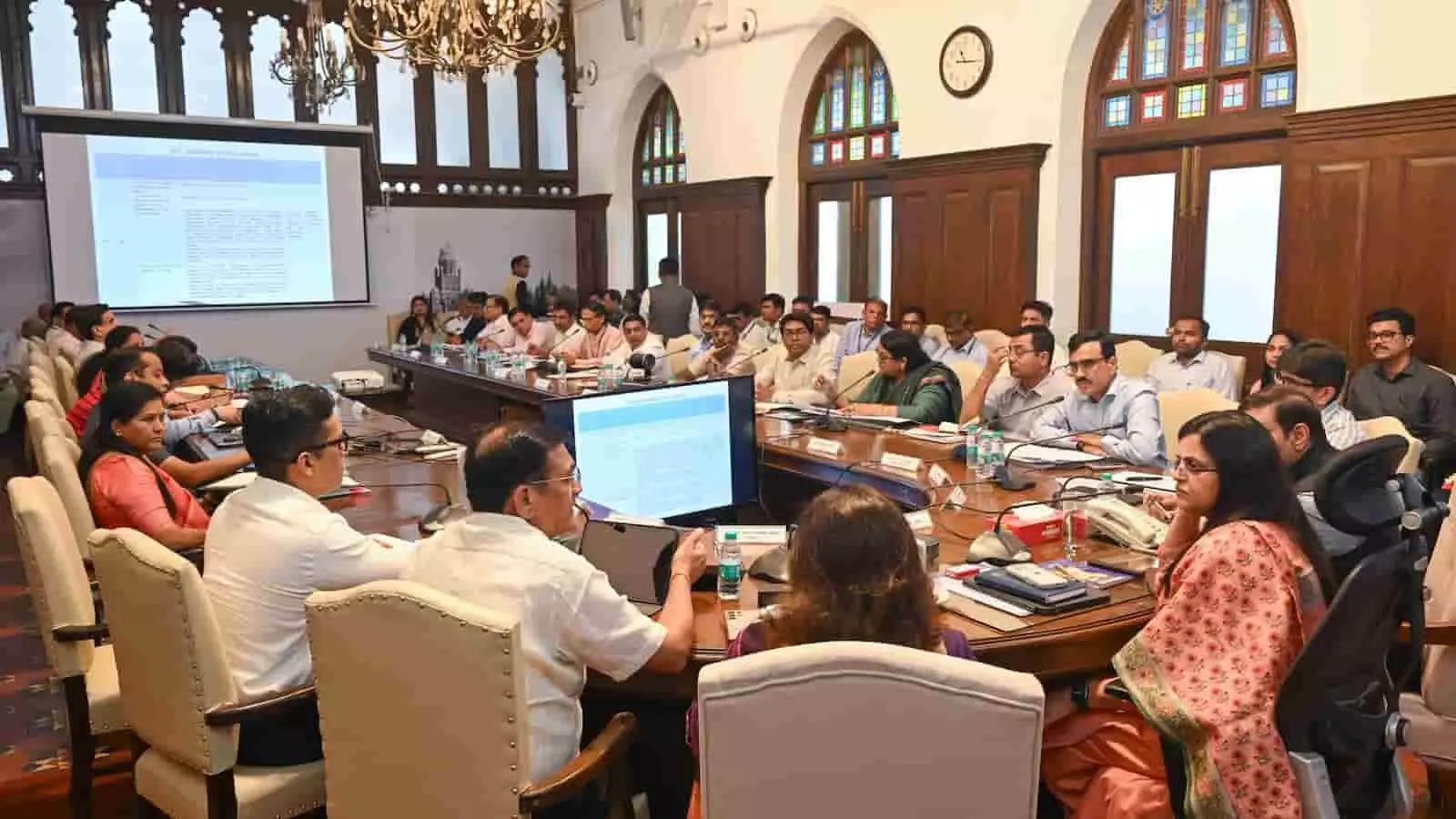 बीएमसी मुख्यालय के बैठक हॉल में समीक्षा बैठक करते अधिकारी आगामी मानसून तैयारियों के संदर्भ में। बीएमसी मुख्यालय के बैठक हॉल में समीक्षा बैठक करते अधिकारी आगामी मानसून तैयारियों के संदर्भ में।