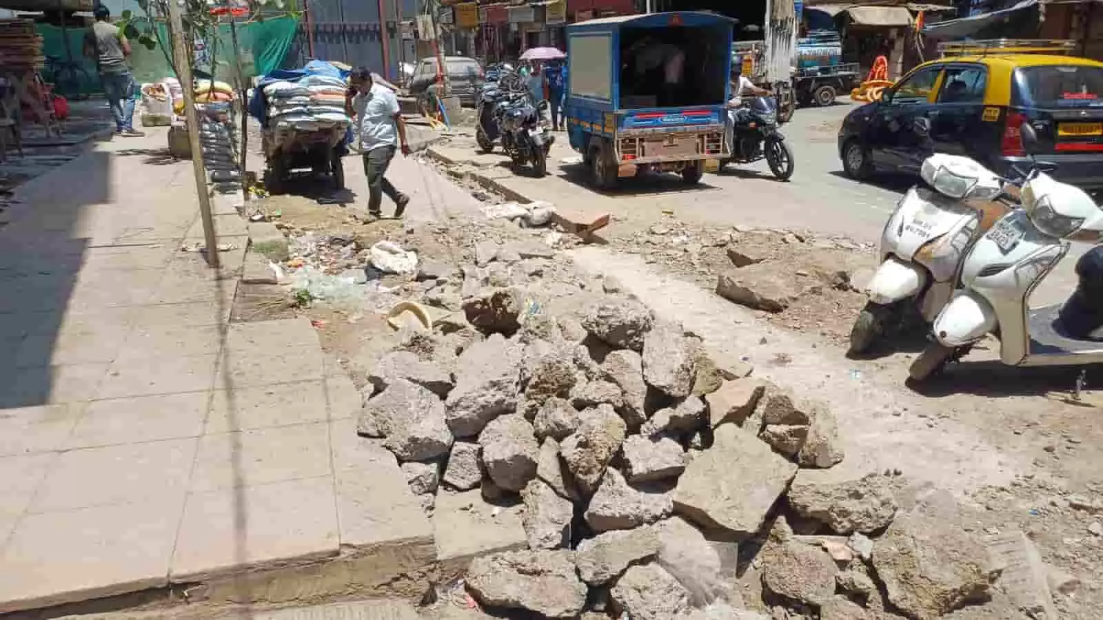मुंबई के गिरगांव की सदाशिव लेन में सड़क किनारे बिखरा हुआ कंक्रीट का मलबा और राडारोडा। मुंबई के गिरगांव की सदाशिव लेन में सड़क किनारे बिखरा हुआ कंक्रीट का मलबा और राडारोडा।
