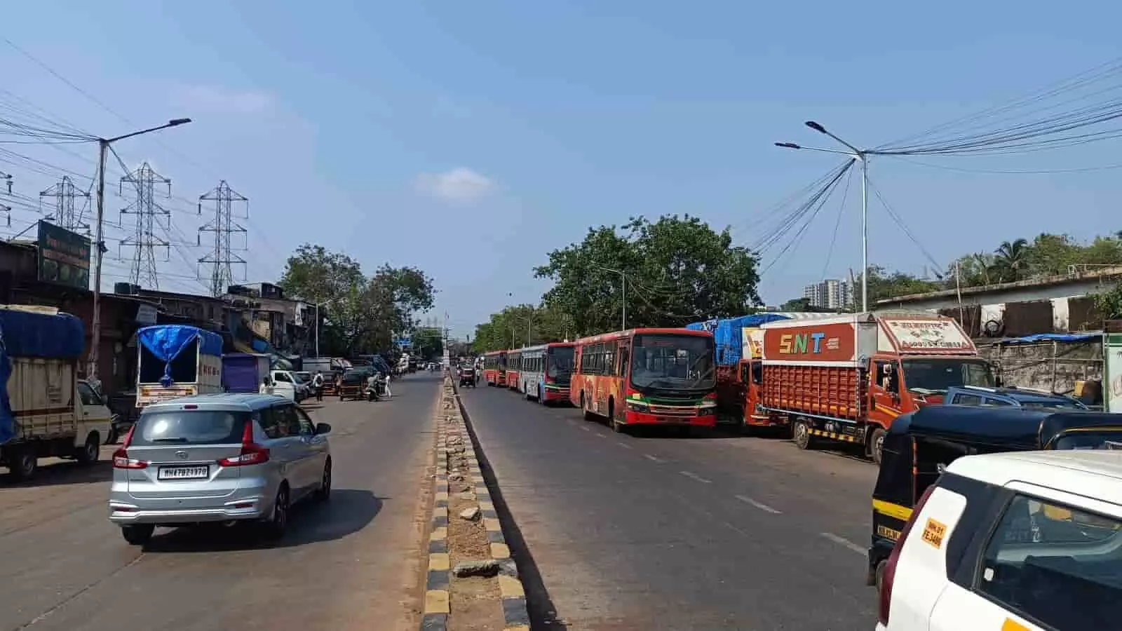 सायन में सड़क किनारे एक के पीछे एक कतार में खड़ी बेस्ट बसें और वाहन सायन में सड़क किनारे एक के पीछे एक कतार में खड़ी बेस्ट बसें और वाहन