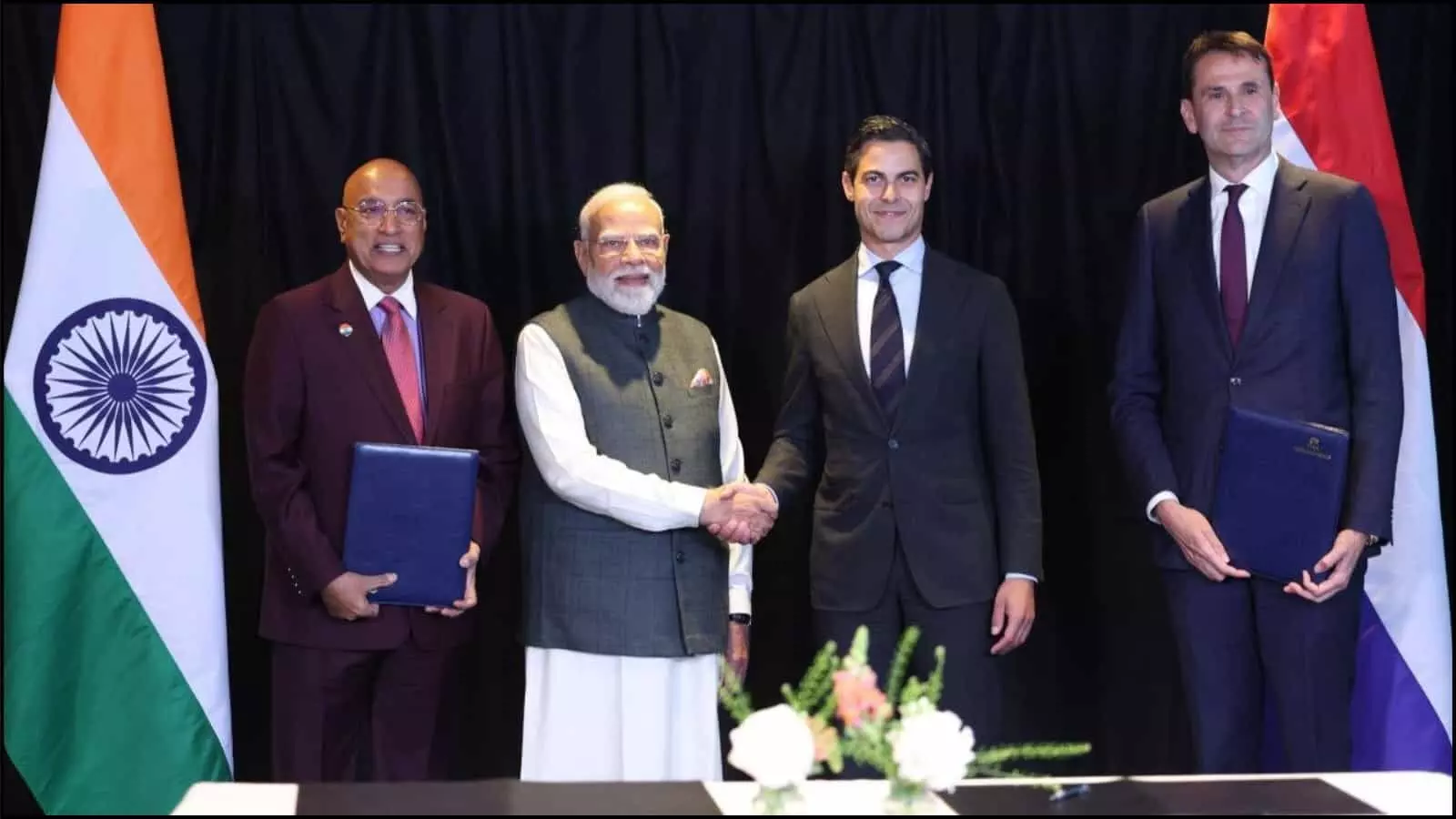 हेग में भारत-नीदरलैंड्स सेमीकंडक्टर समझौते के बाद हाथ मिलाते प्रधानमंत्री नरेंद्र मोदी और डच पीएम रॉब जेटेन