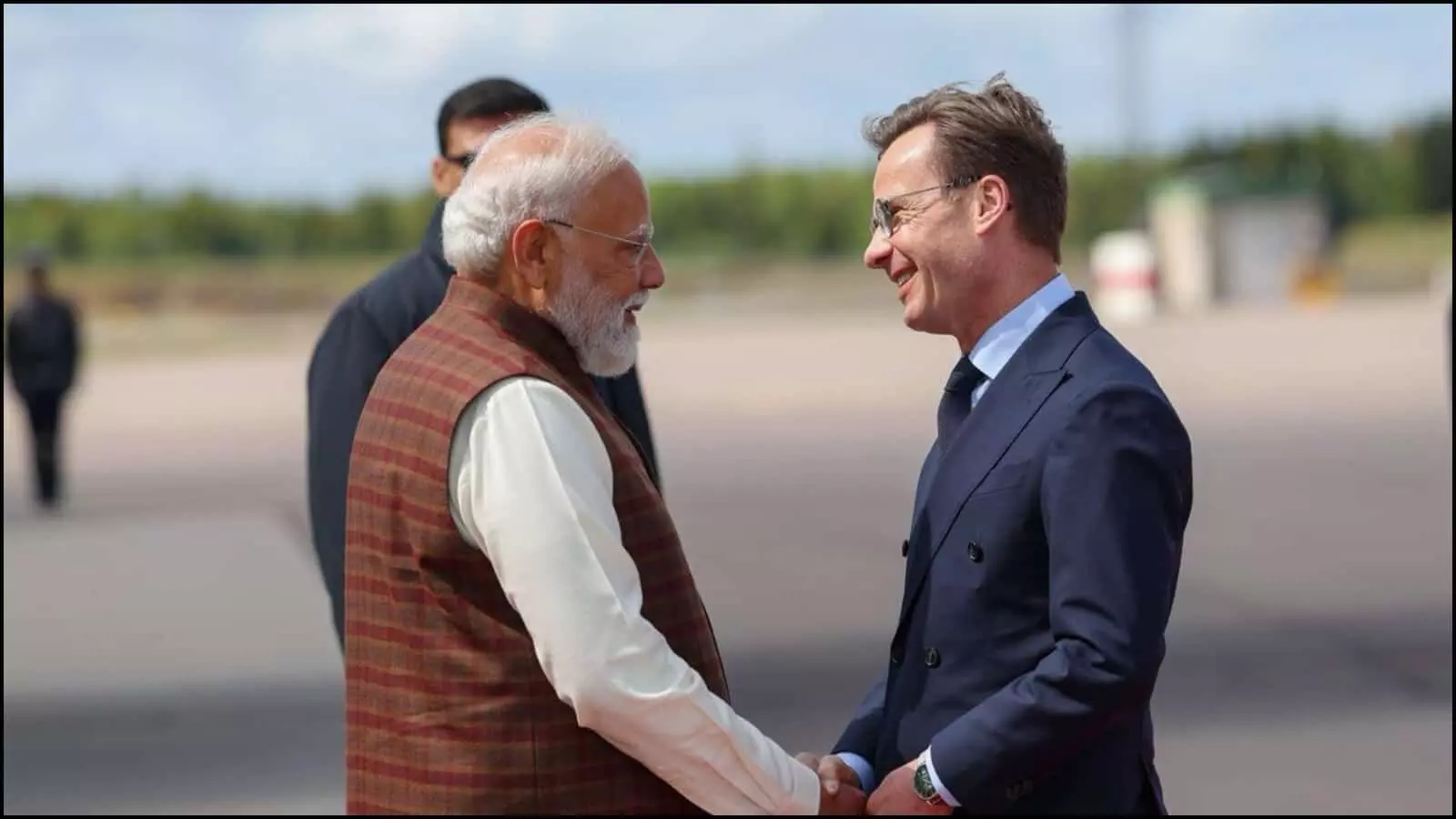 गोथेनबर्ग एयरपोर्ट पर स्वीडन के प्रधानमंत्री उल्फ क्रिस्टर्सन से हाथ मिलाते हुए प्रधानमंत्री नरेंद्र मोदी।