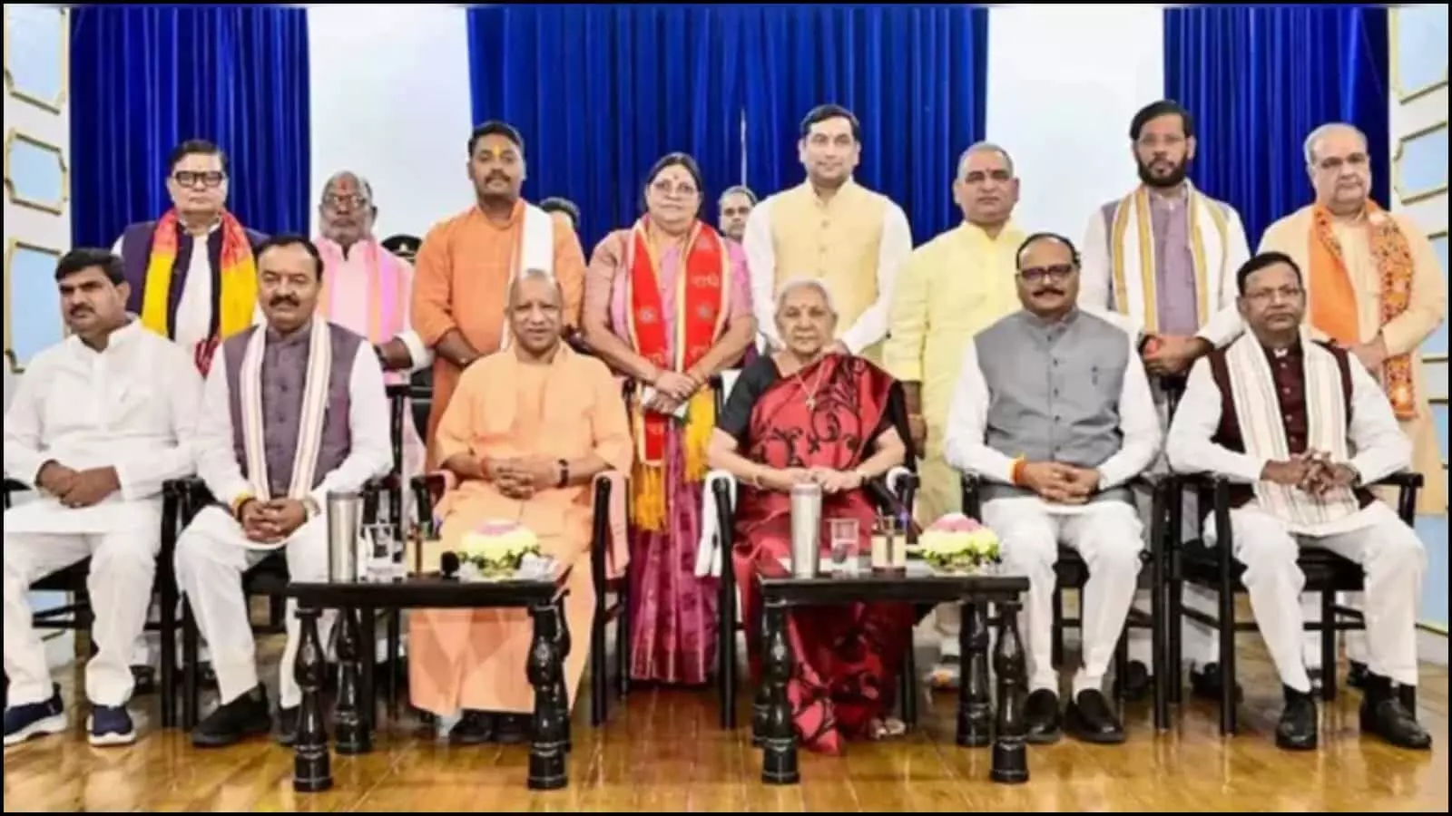 लखनऊ स्थित राजभवन में मुख्यमंत्री योगी आदित्यनाथ और राज्यपाल के साथ बैठे उत्तर प्रदेश सरकार के नवनियुक्त कैबिनेट मंत्री।