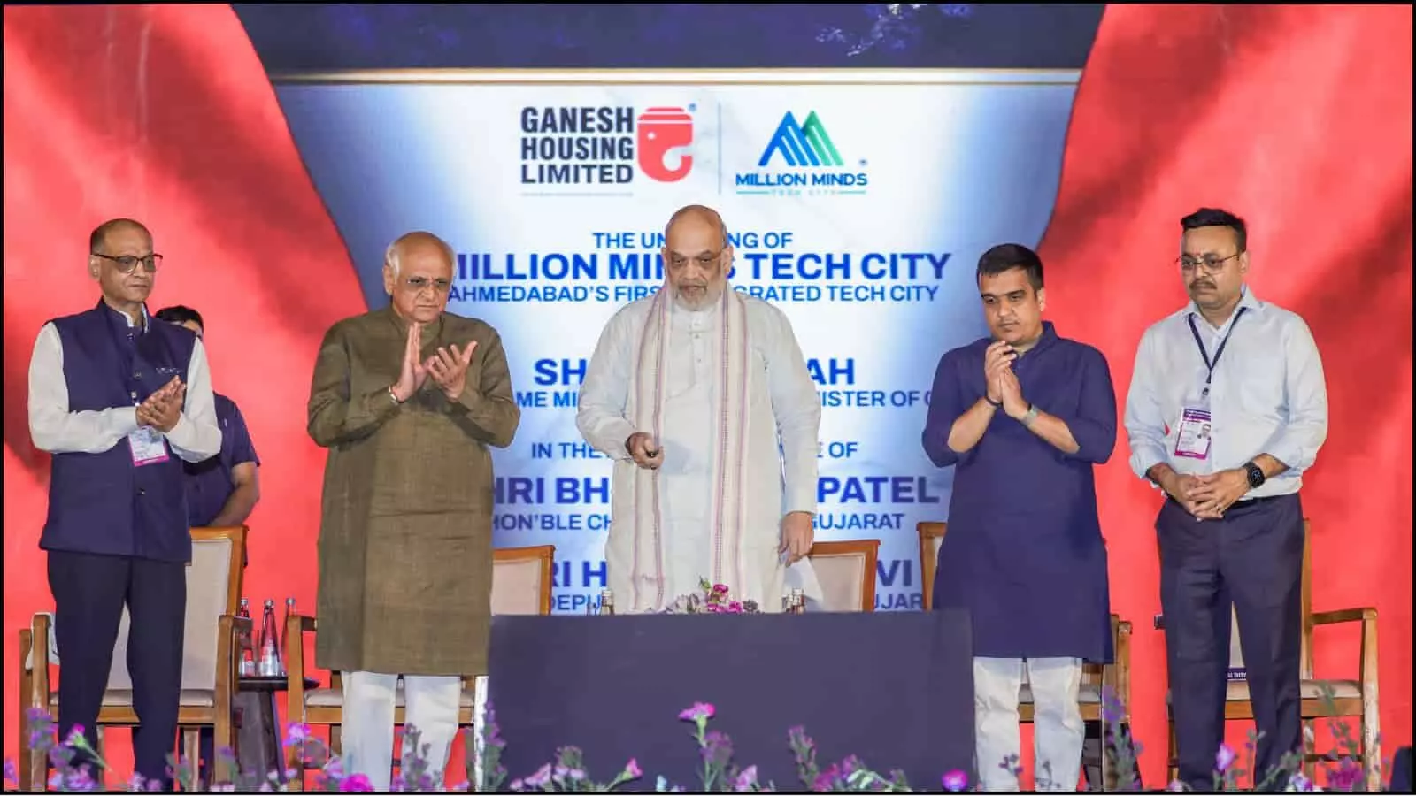 मंच पर मुख्यमंत्री भूपेंद्र पटेल और हर्ष संघवी के साथ अमित शाह अहमदाबाद में तकनीकी परियोजना का उद्घाटन कर रहे हैं।