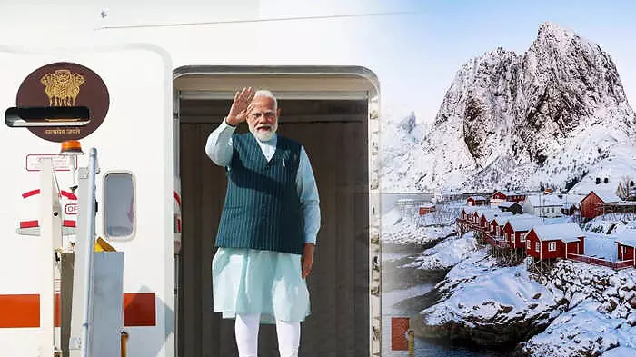 हवाई जहाज के दरवाजे पर खड़े होकर हाथ हिलाते हुए प्रधानमंत्री नरेंद्र मोदी और बर्फ से ढके नॉर्वे के घरों का दृश्य। हवाई जहाज के दरवाजे पर खड़े होकर हाथ हिलाते हुए प्रधानमंत्री नरेंद्र मोदी और बर्फ से ढके नॉर्वे के घरों का दृश्य।