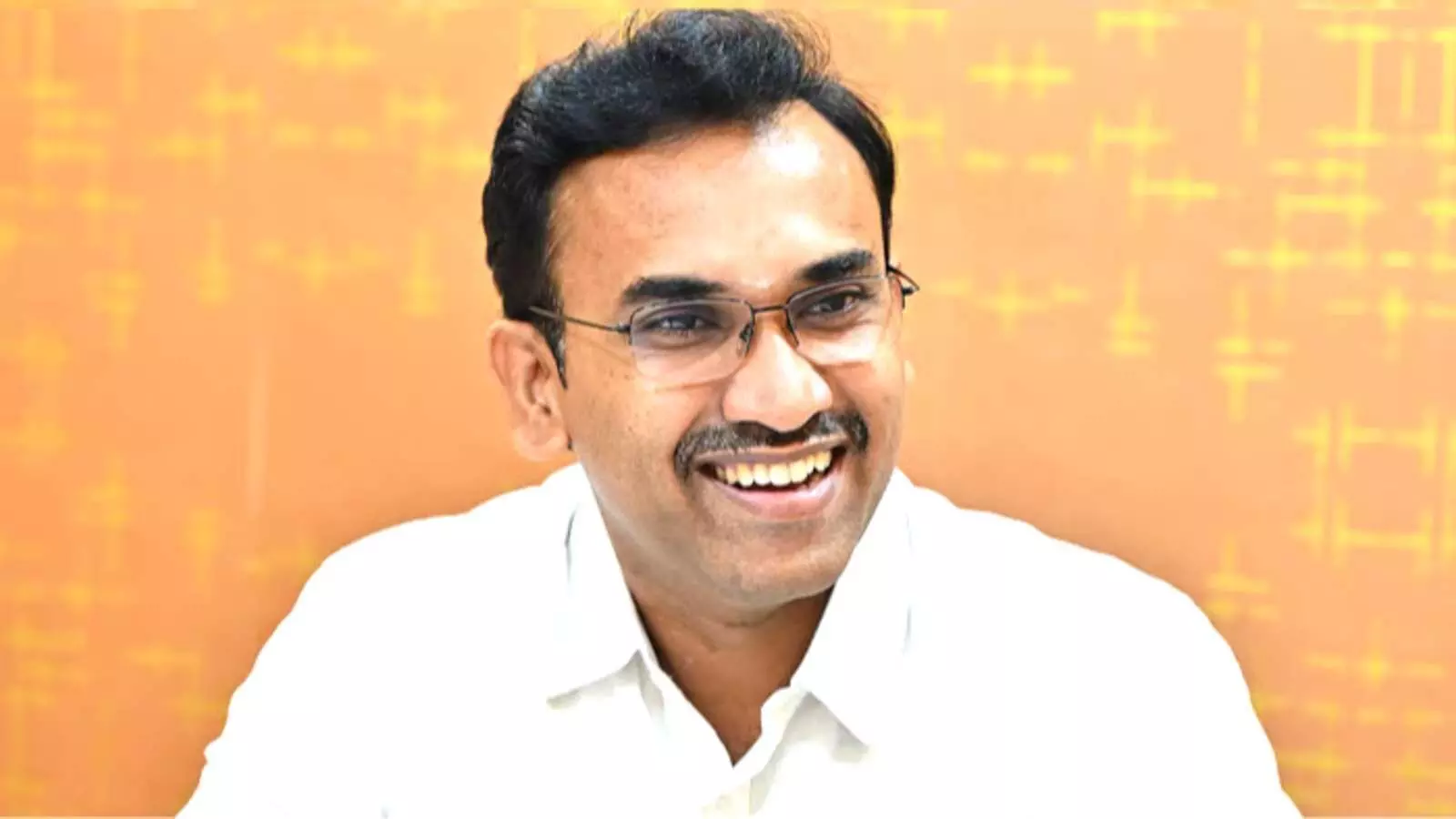 सफेद शर्ट और चश्मा पहने मुस्कुराते हुए तमिलगा वेट्री कझगम के मंत्री डॉ केजी अरुणराज| सफेद शर्ट और चश्मा पहने मुस्कुराते हुए तमिलगा वेट्री कझगम के मंत्री डॉ केजी अरुणराज|