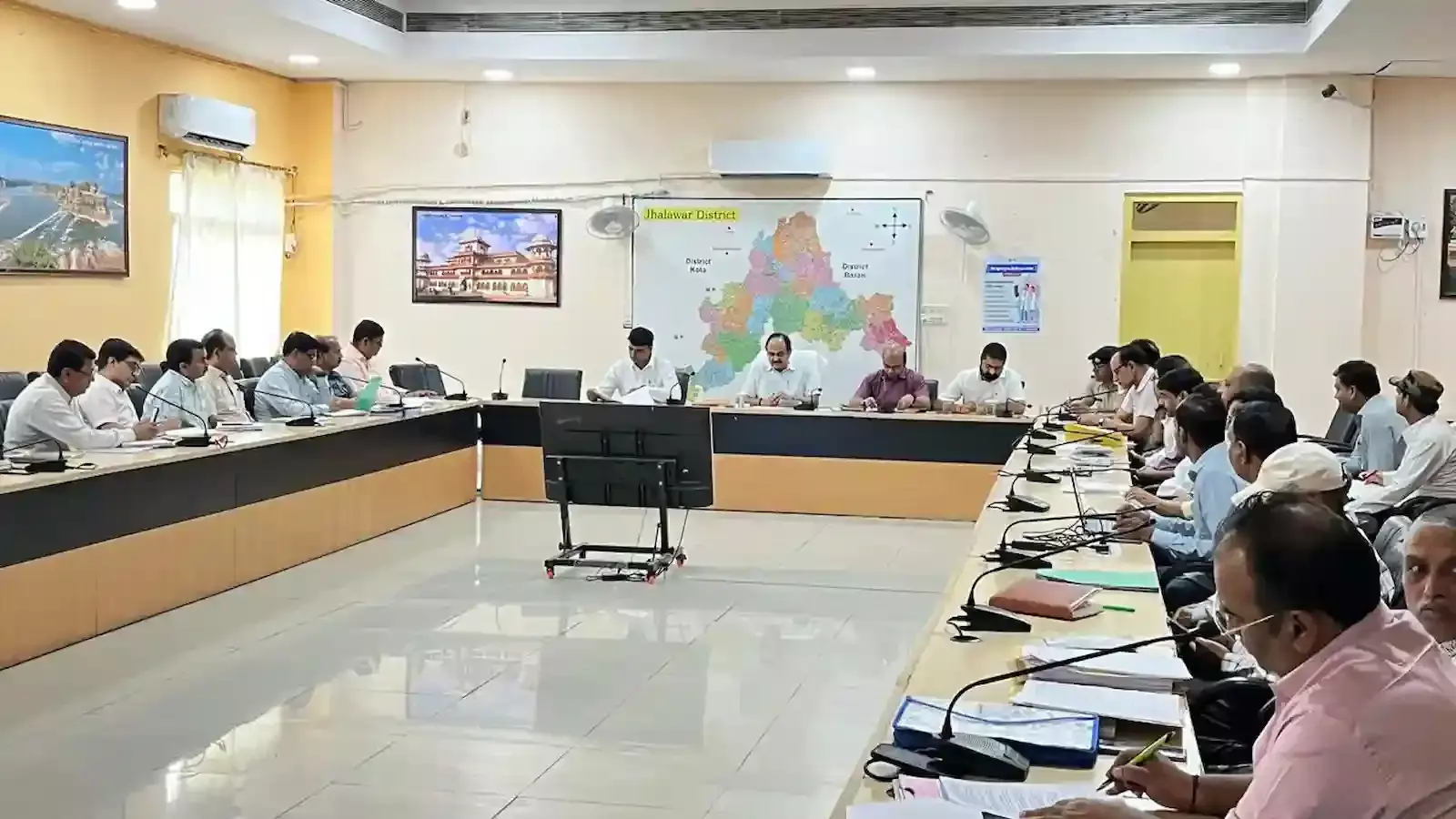 मिनी सचिवालय सभागार में अधिकारियों के साथ आवश्यक सेवाओं की समीक्षा बैठक लेते जिला कलक्टर अजय सिंह राठौड़। मिनी सचिवालय सभागार में अधिकारियों के साथ आवश्यक सेवाओं की समीक्षा बैठक लेते जिला कलक्टर अजय सिंह राठौड़।