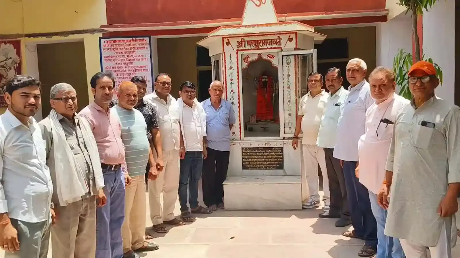 भगवान परशुराम धर्मशाला में ब्राह्मण समाज सदस्य बैठक के दौरान कार्यक्रम तैयारियों पर चर्चा करते हुए दिखाई दे रहे हैं। भगवान परशुराम धर्मशाला में ब्राह्मण समाज सदस्य बैठक के दौरान कार्यक्रम तैयारियों पर चर्चा करते हुए दिखाई दे रहे हैं।