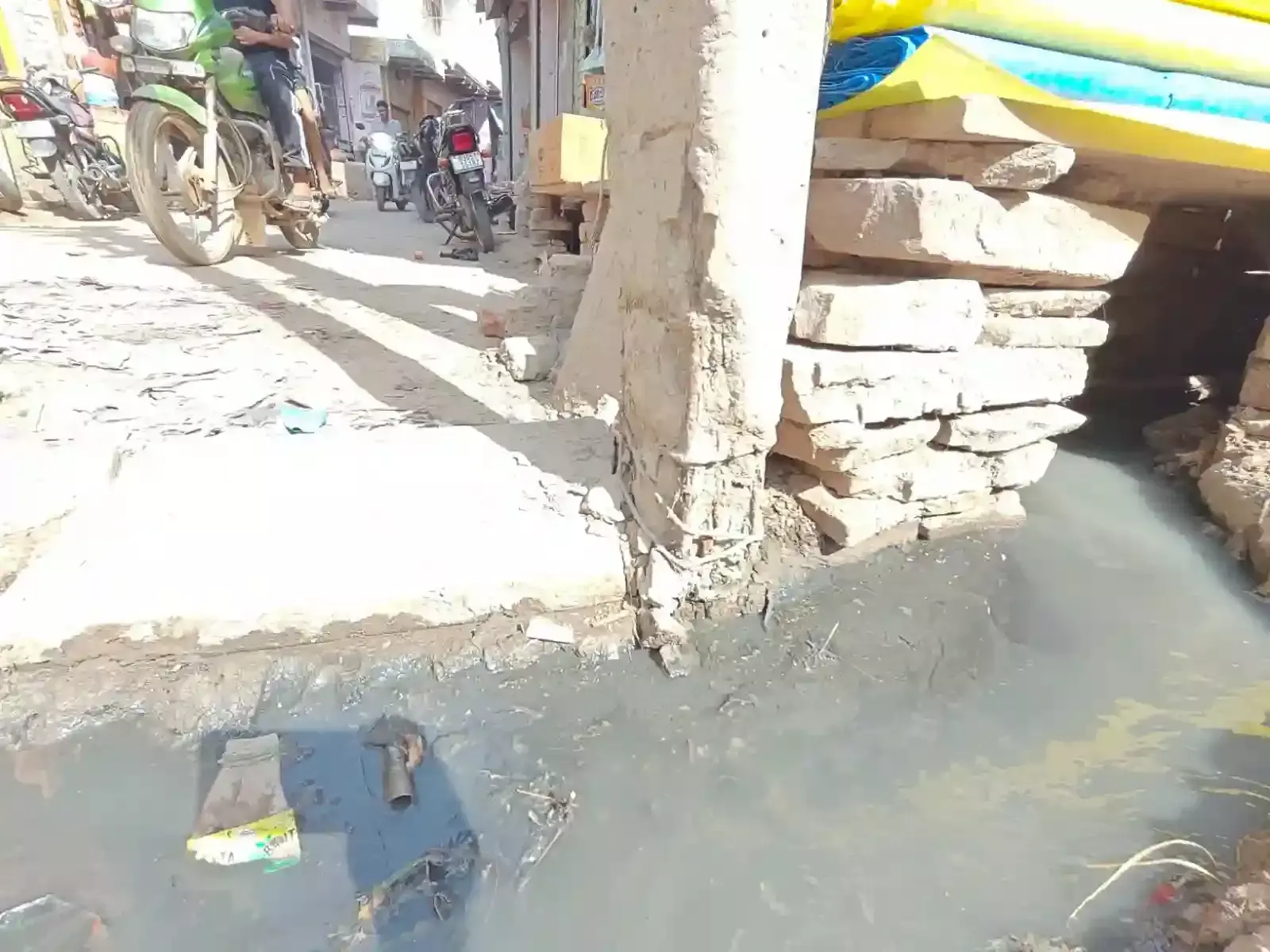 जनूथर बाजार में क्षतिग्रस्त विद्युत पोल और ट्रांसफार्मर मुख्य सड़क मार्ग पर दिखाई दे रहे हैं। जनूथर बाजार में क्षतिग्रस्त विद्युत पोल और ट्रांसफार्मर मुख्य सड़क मार्ग पर दिखाई दे रहे हैं।