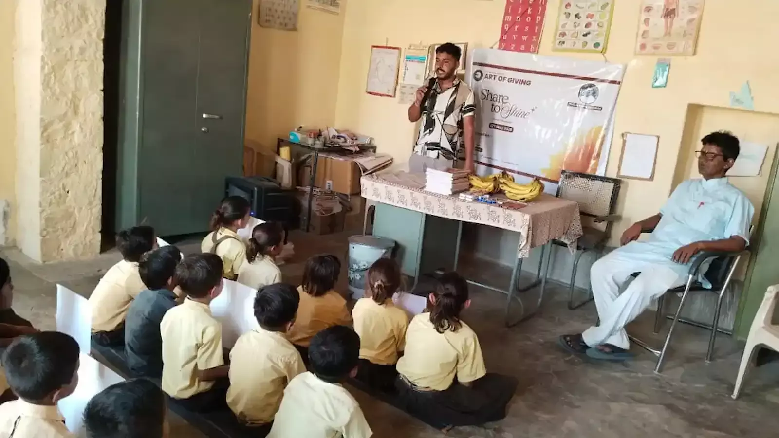जैसलमेर के ग्रामीण स्कूल में हरीश कुमार राठौड़ बच्चों को सामग्री वितरित करते हुए अभियान के दौरान