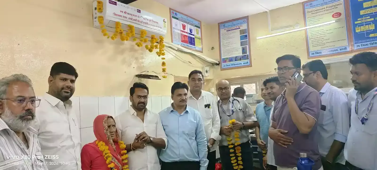 बस्सी उपजिला चिकित्सालय के आपातकालीन कक्ष में पूर्व विधायक कालू लाल खटीक की पुण्यतिथि पर एसी का उद्घाटन करतीं माता मूली बाई खोईवाल और उपस्थित अतिथि। बस्सी उपजिला चिकित्सालय के आपातकालीन कक्ष में पूर्व विधायक कालू लाल खटीक की पुण्यतिथि पर एसी का उद्घाटन करतीं माता मूली बाई खोईवाल और उपस्थित अतिथि।