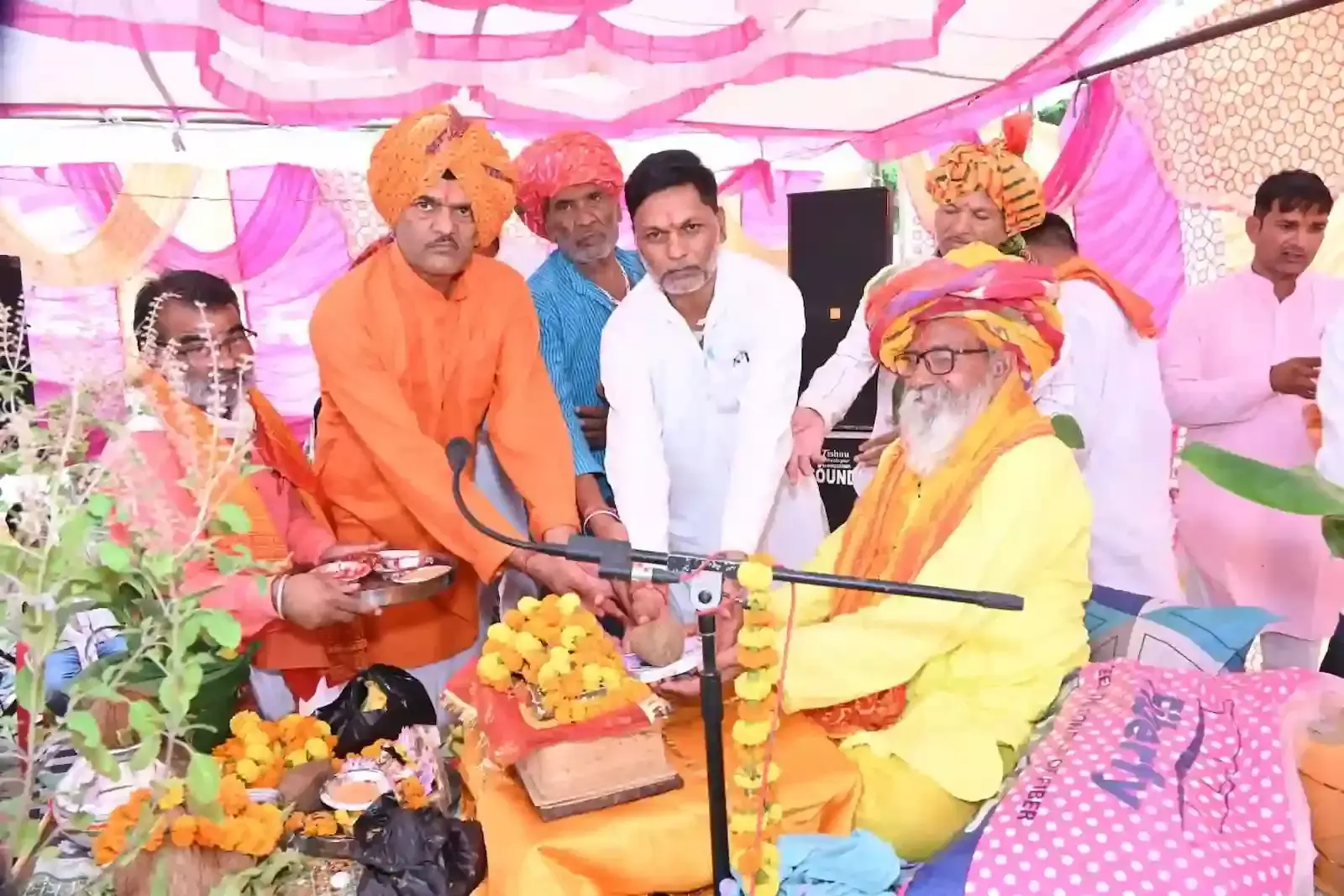रतनपुर करौली में शिव परिवार प्राण प्रतिष्ठा और भागवत कथा समापन समारोह के भंडारे में भोजन प्रसाद पाते श्रद्धालु।