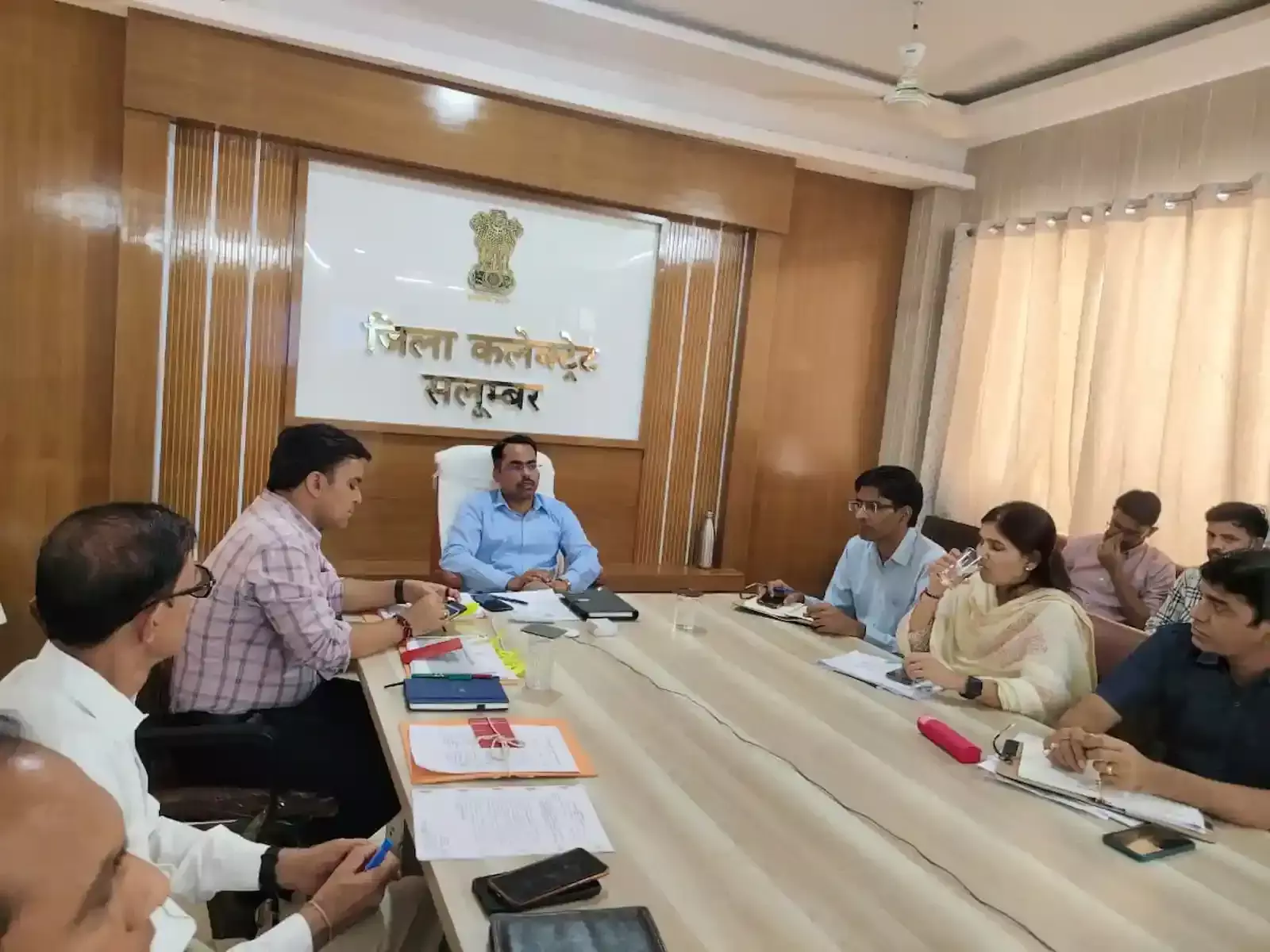 ग्राम रथ अभियान के समापन समारोह के दौरान सलूंबर के डाल में मंच पर बैठे प्रशासनिक अधिकारी और सामने उपस्थित ग्रामीण जन
