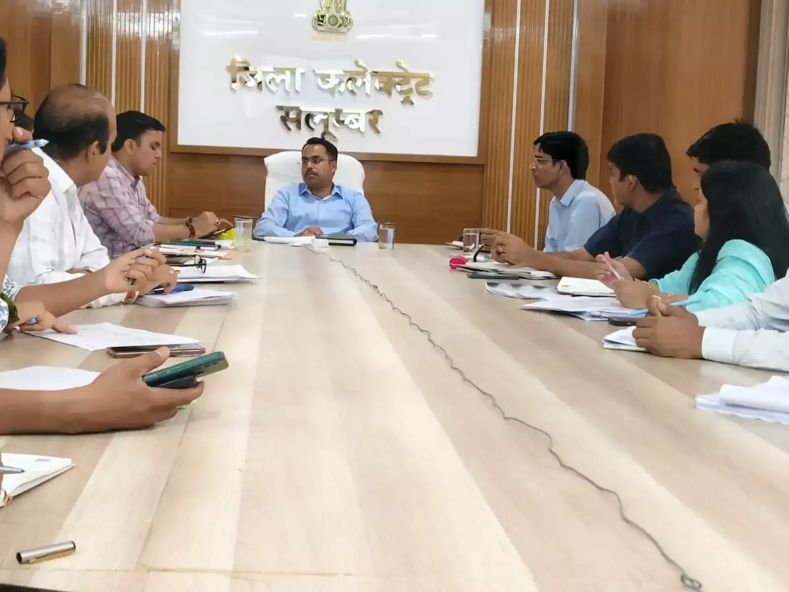 सलूंबर कलेक्ट्रेट सभागार में समीक्षा बैठक की अध्यक्षता करते हुए जिला कलेक्टर मुहम्मद जुनेद पी पी।