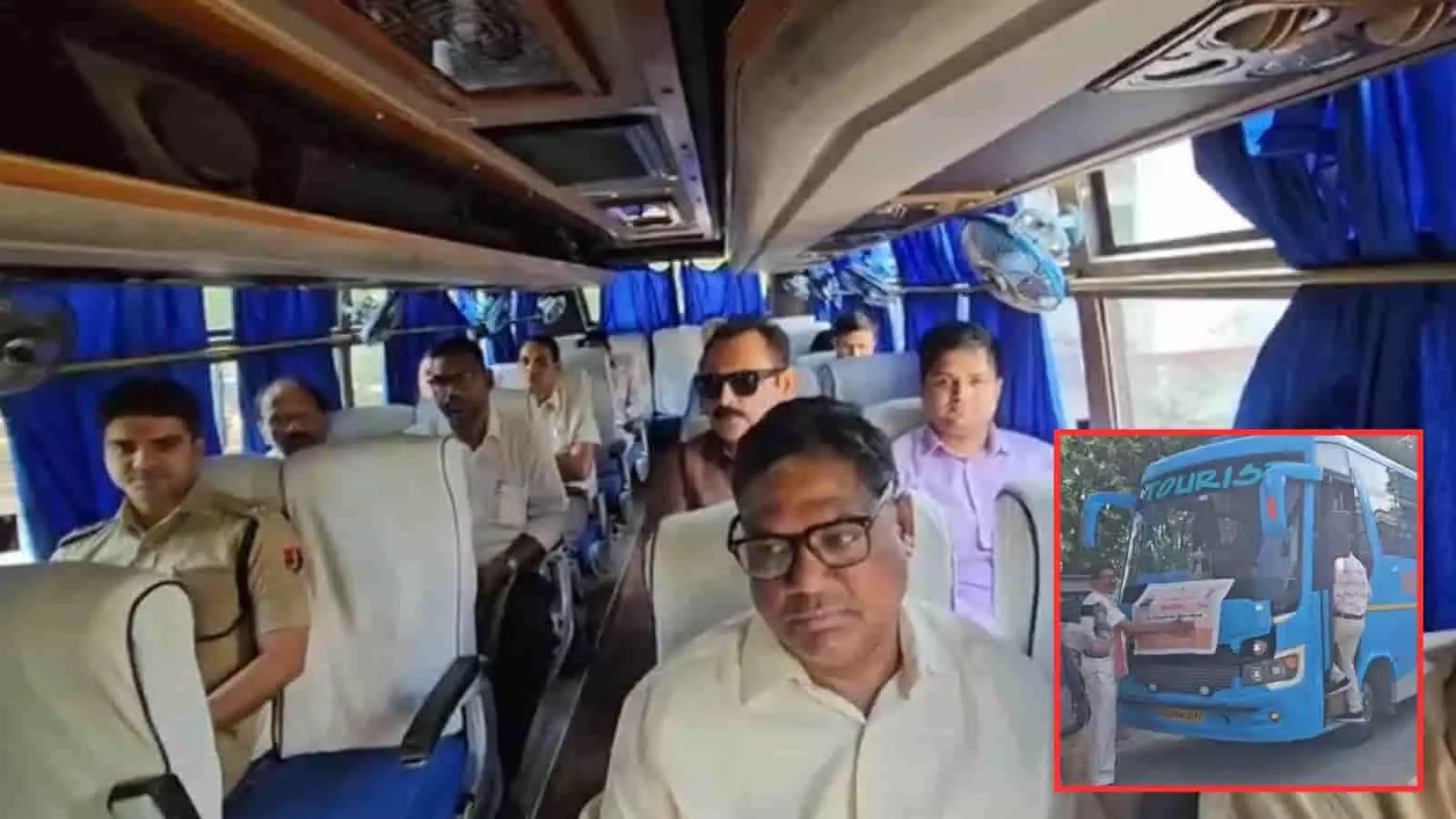बस के अंदर बैठे जिला कलक्टर अरुण कुमार हसीजा और अन्य अधिकारी राजसमंद में सामूहिक यात्रा करते हुए। बस के अंदर बैठे जिला कलक्टर अरुण कुमार हसीजा और अन्य अधिकारी राजसमंद में सामूहिक यात्रा करते हुए।
