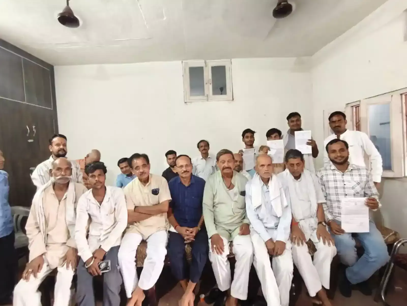 गुरसरांय में नगर कांग्रेस कमेटी की संगठनात्मक बैठक के दौरान मंच पर बैठे अतिथि और कार्यकर्ता। गुरसरांय में नगर कांग्रेस कमेटी की संगठनात्मक बैठक के दौरान मंच पर बैठे अतिथि और कार्यकर्ता।