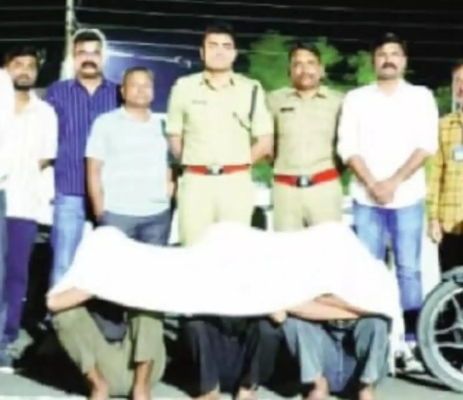 अमरावती ग्रामीण पुलिस की स्थानीय अपराध शाखा द्वारा चांदूर बाजार में जब्त किया गया मेफेड्रोन ड्रग्स और बरामद मुद्देमाल। अमरावती ग्रामीण पुलिस की स्थानीय अपराध शाखा द्वारा चांदूर बाजार में जब्त किया गया मेफेड्रोन ड्रग्स और बरामद मुद्देमाल।