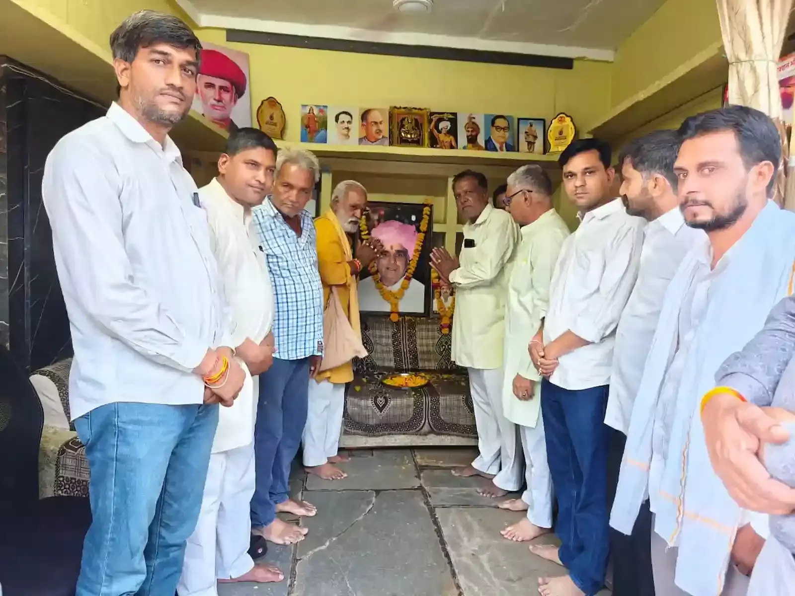 छोटीसादडी भाजपा कार्यालय में वरिष्ठ नेता गणपत लाल आंजना बोस और पृथ्वीराज गुर्जर की पुण्यतिथि पर श्रद्धांजलि देते कार्यकर्ता। छोटीसादडी भाजपा कार्यालय में वरिष्ठ नेता गणपत लाल आंजना बोस और पृथ्वीराज गुर्जर की पुण्यतिथि पर श्रद्धांजलि देते कार्यकर्ता।