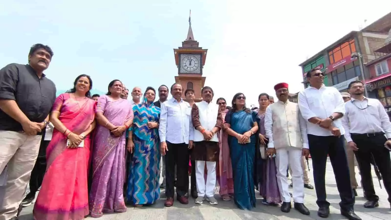 श्रीनगर के लाल चौक में क्लॉक टॉवर के पास खड़ी सांसद महिमा कुमारी मेवाड़ और संसदीय समिति के सदस्य। श्रीनगर के लाल चौक में क्लॉक टॉवर के पास खड़ी सांसद महिमा कुमारी मेवाड़ और संसदीय समिति के सदस्य।