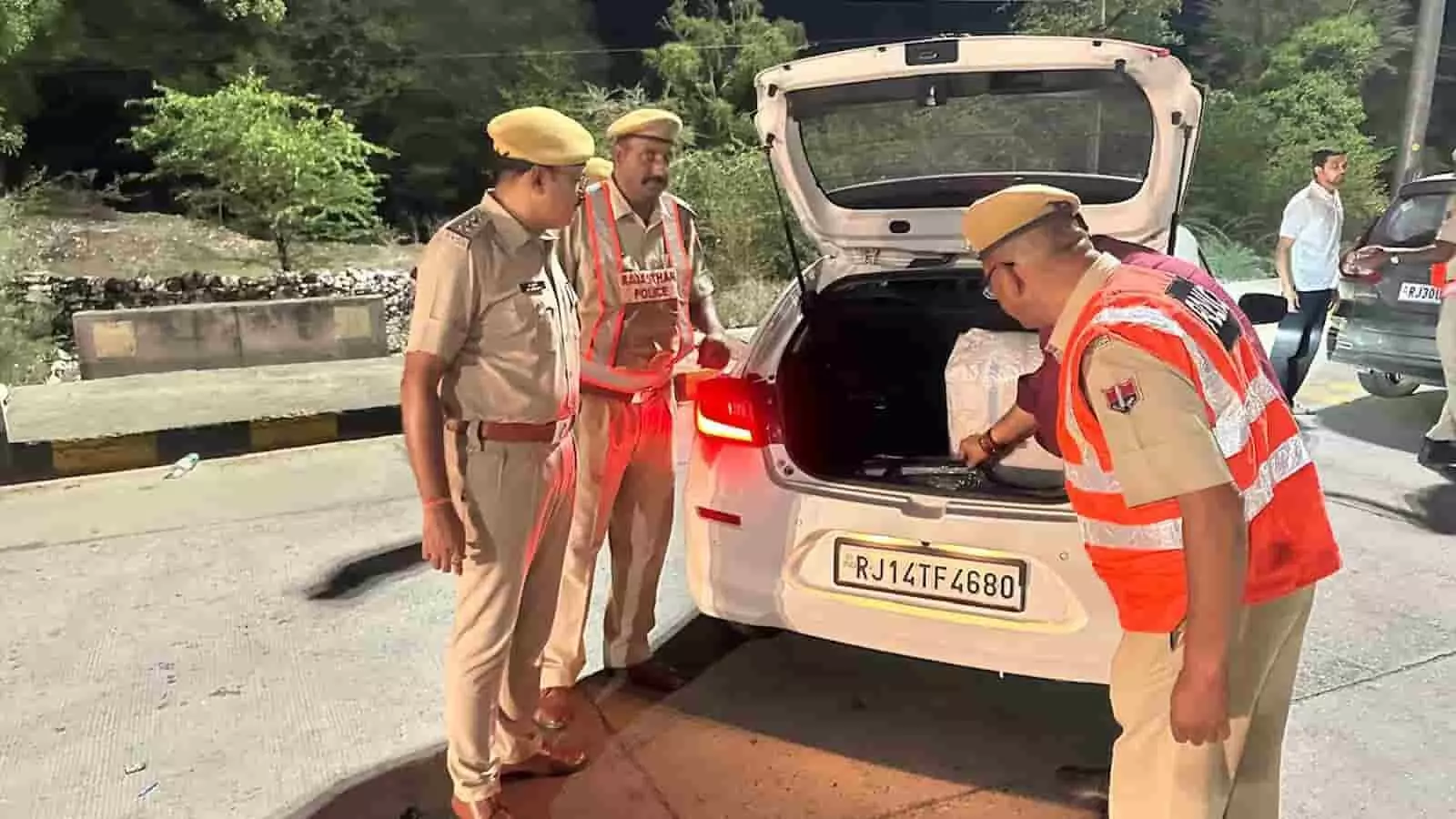 राजसमंद में पुलिसकर्मी केलवाड़ा थाना क्षेत्र में जब्त गाड़ी के पास अवैध डोडा पोस्त की जांच करते हुए। राजसमंद में पुलिसकर्मी केलवाड़ा थाना क्षेत्र में जब्त गाड़ी के पास अवैध डोडा पोस्त की जांच करते हुए।