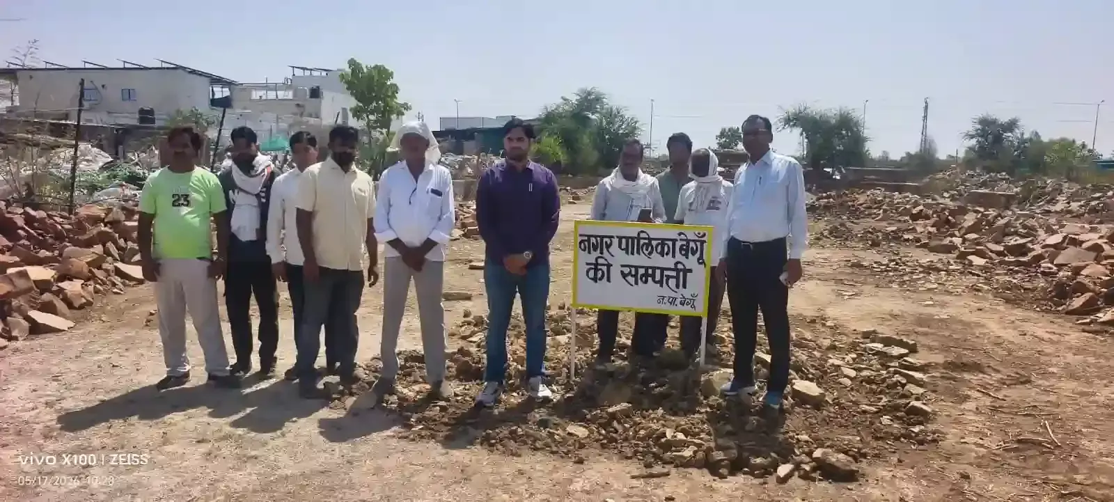 बेगूं नगरपालिका कार्यालय में प्रशासनिक अधिकारियों द्वारा दस्तावेजों और फाइलों की जांच कर सीज करने की कार्रवाई। बेगूं नगरपालिका कार्यालय में प्रशासनिक अधिकारियों द्वारा दस्तावेजों और फाइलों की जांच कर सीज करने की कार्रवाई।