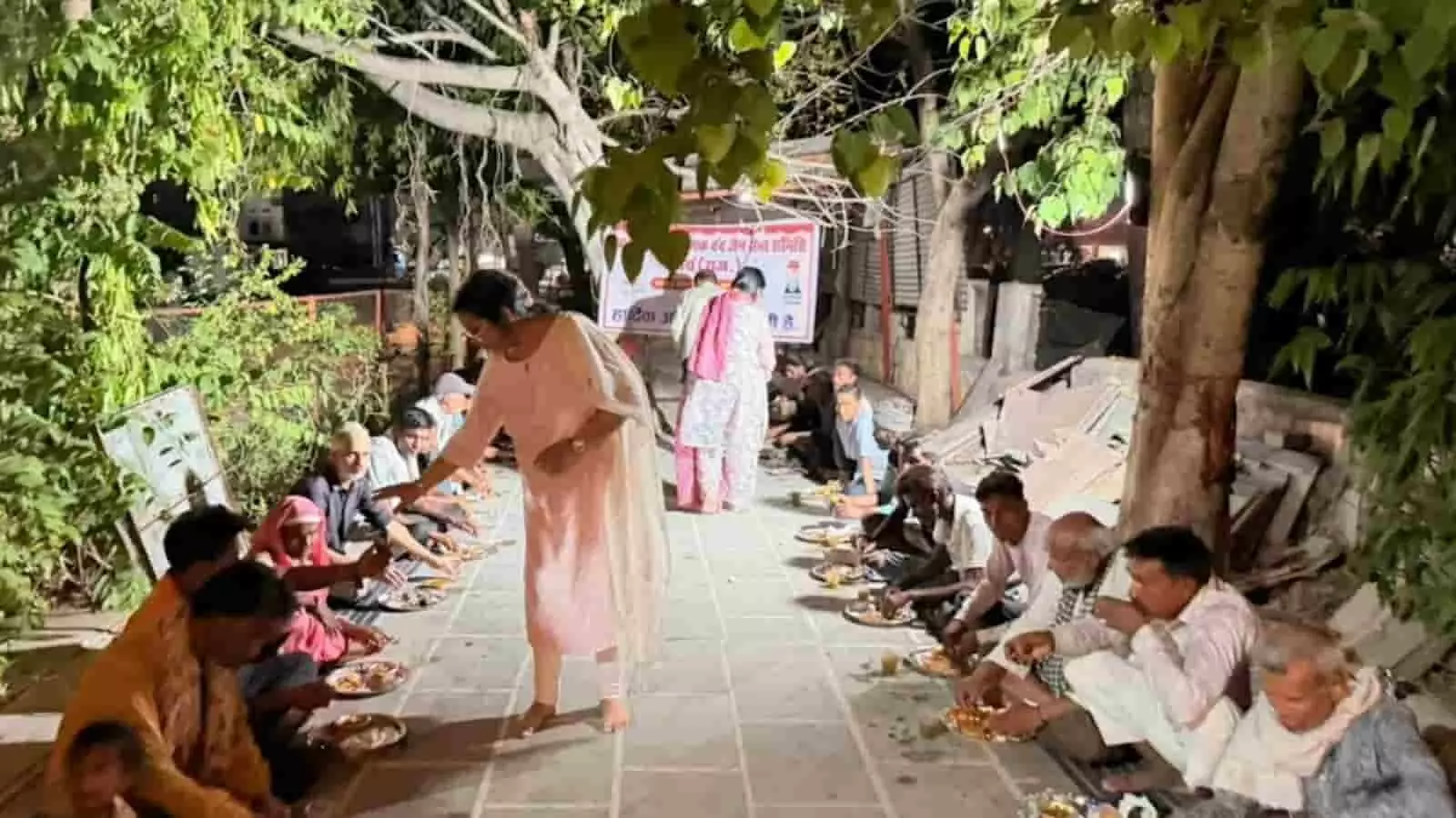 बस स्टैंड मंदिर परिसर में जरूरतमंदों को भोजन कराती अमरलाल माणकचन्द जैन सेवा समिति की सदस्य। बस स्टैंड मंदिर परिसर में जरूरतमंदों को भोजन कराती अमरलाल माणकचन्द जैन सेवा समिति की सदस्य।