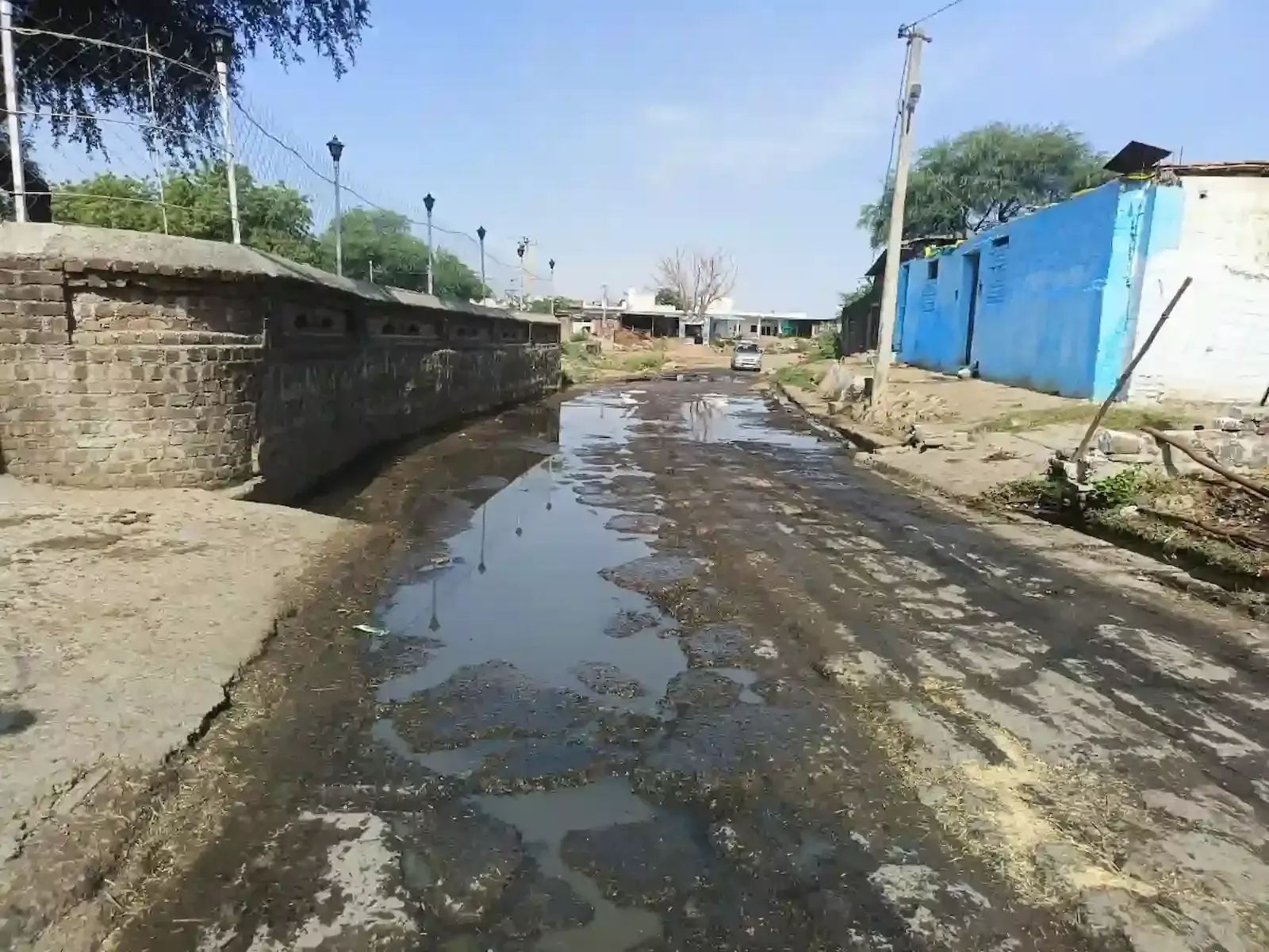 खारपा कलां गांव की सड़क पर लगा कचरे का ढेर और जाम नालियां। खारपा कलां गांव की सड़क पर लगा कचरे का ढेर और जाम नालियां।